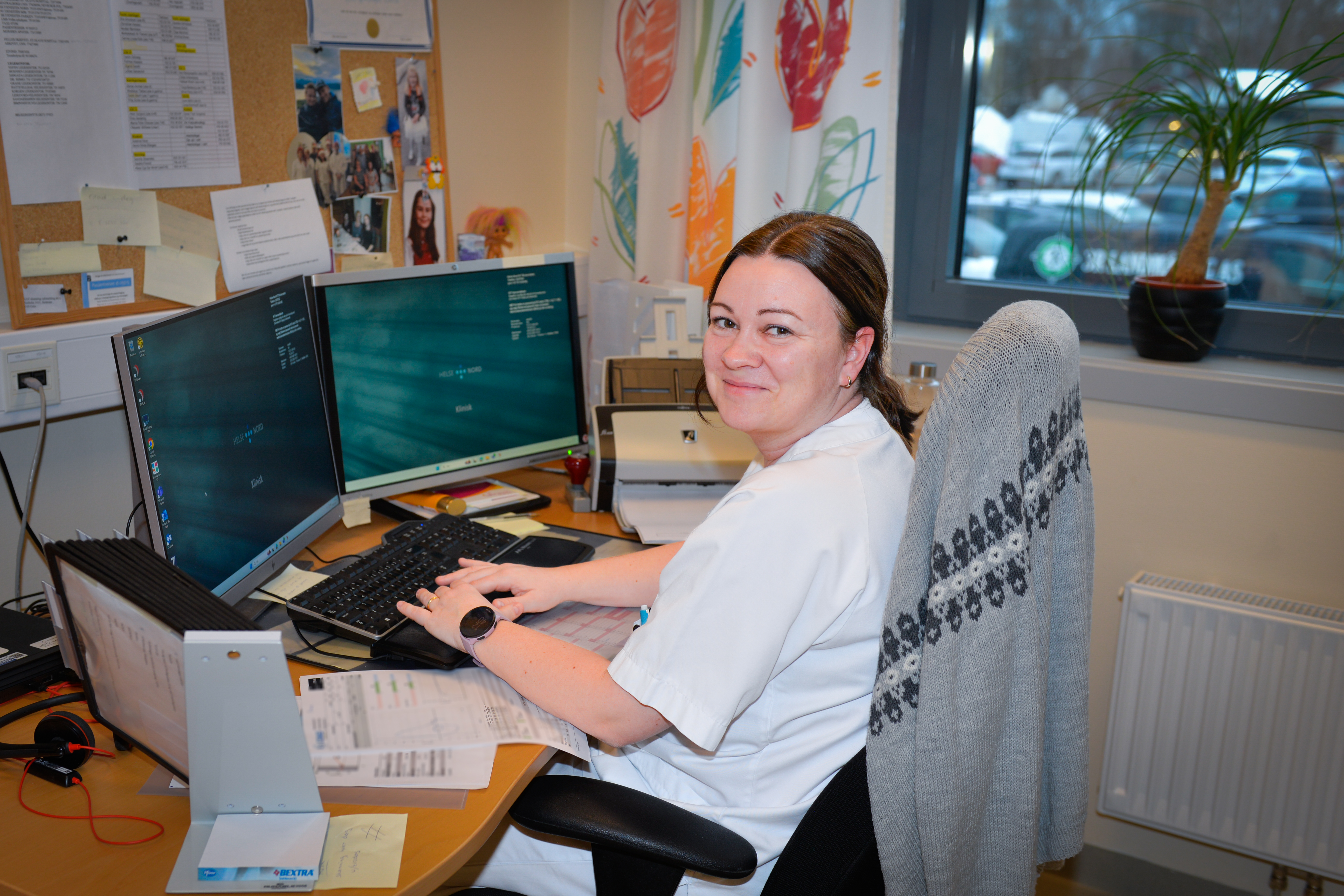 Ei dame i hvite klær jobber på et kontor