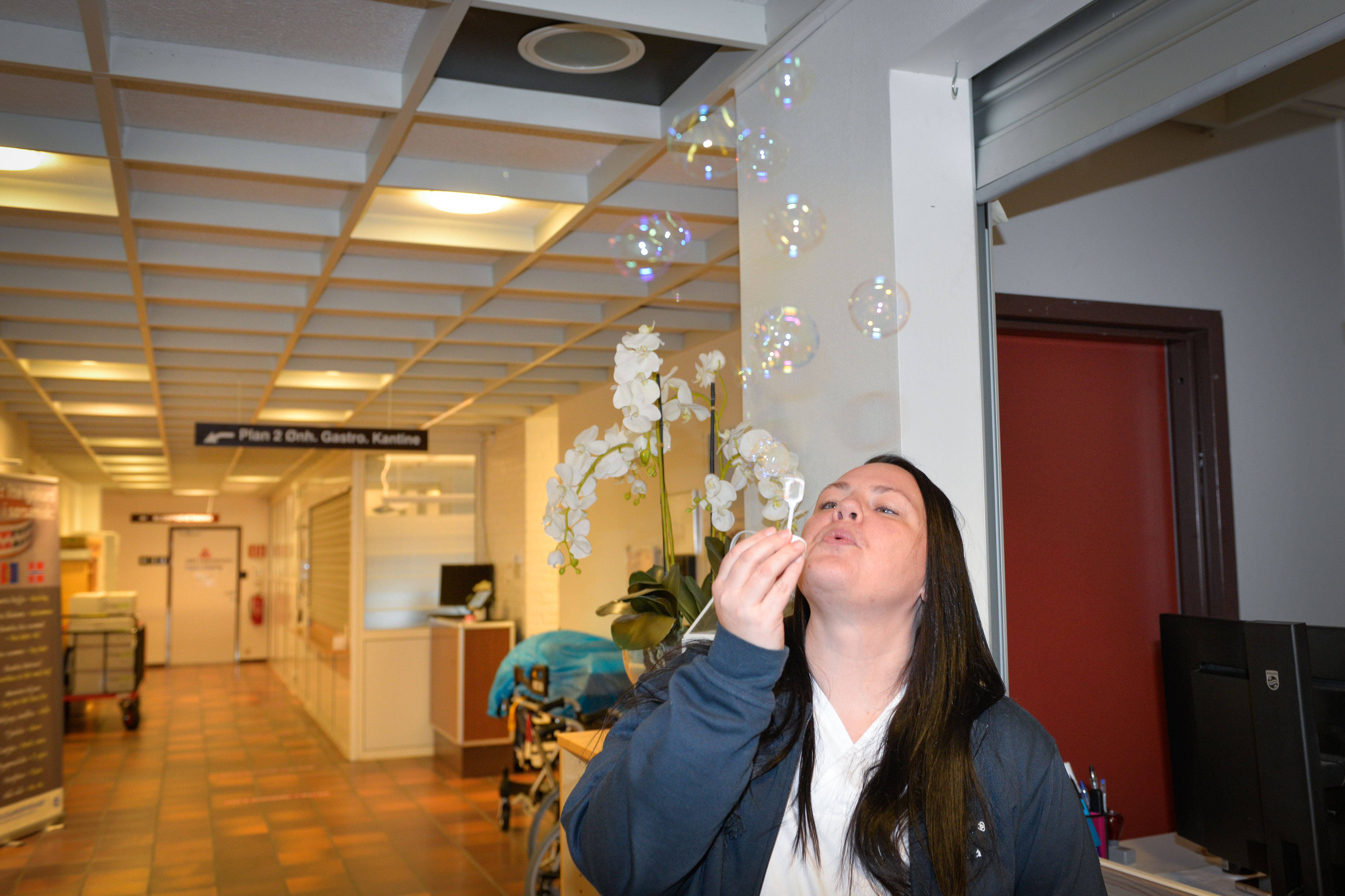 Ei dame som blåser såpebobler