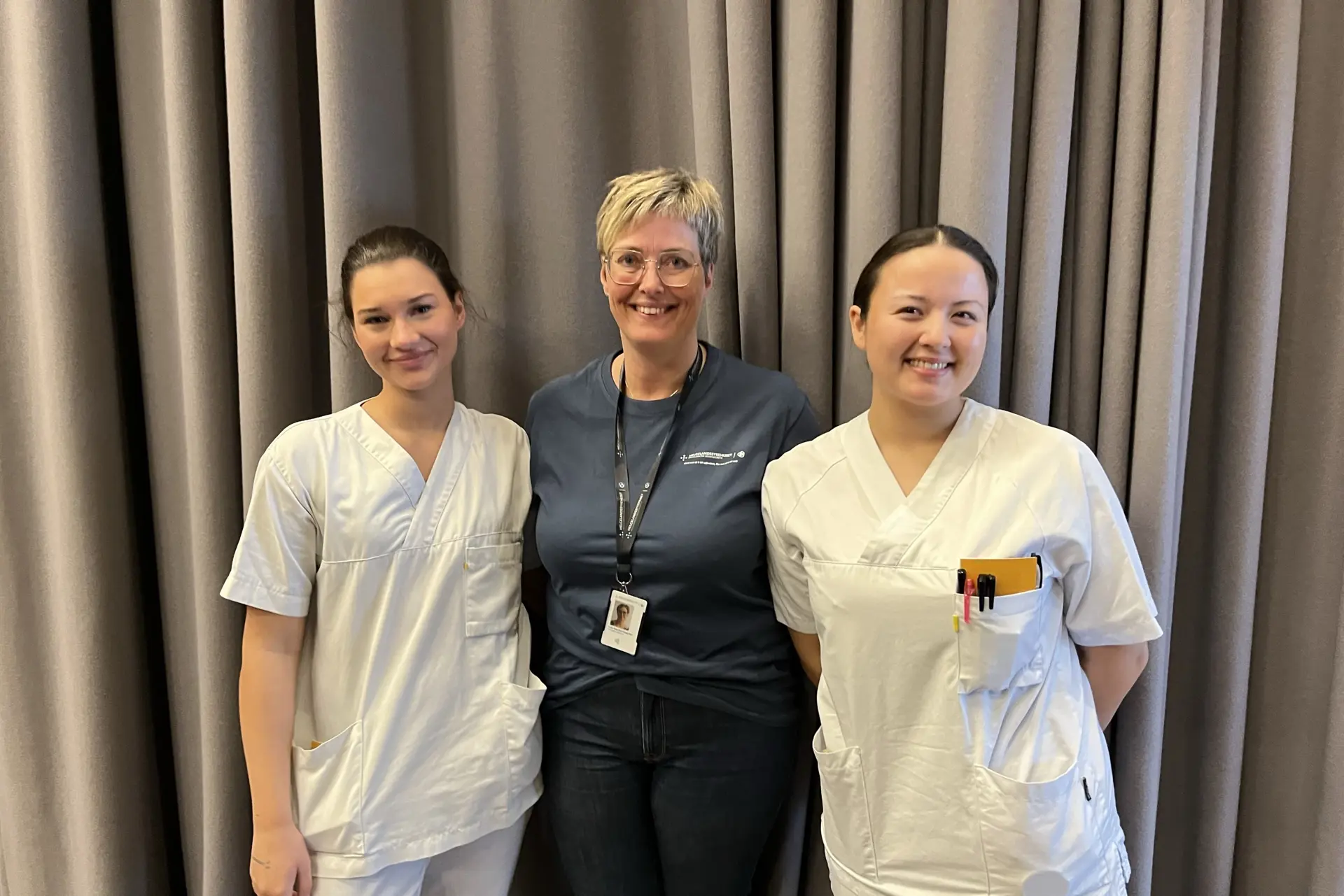 En gruppe kvinner som poserer for et bilde