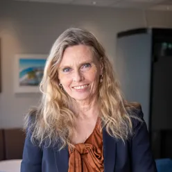 En dame som smiler mot kamera