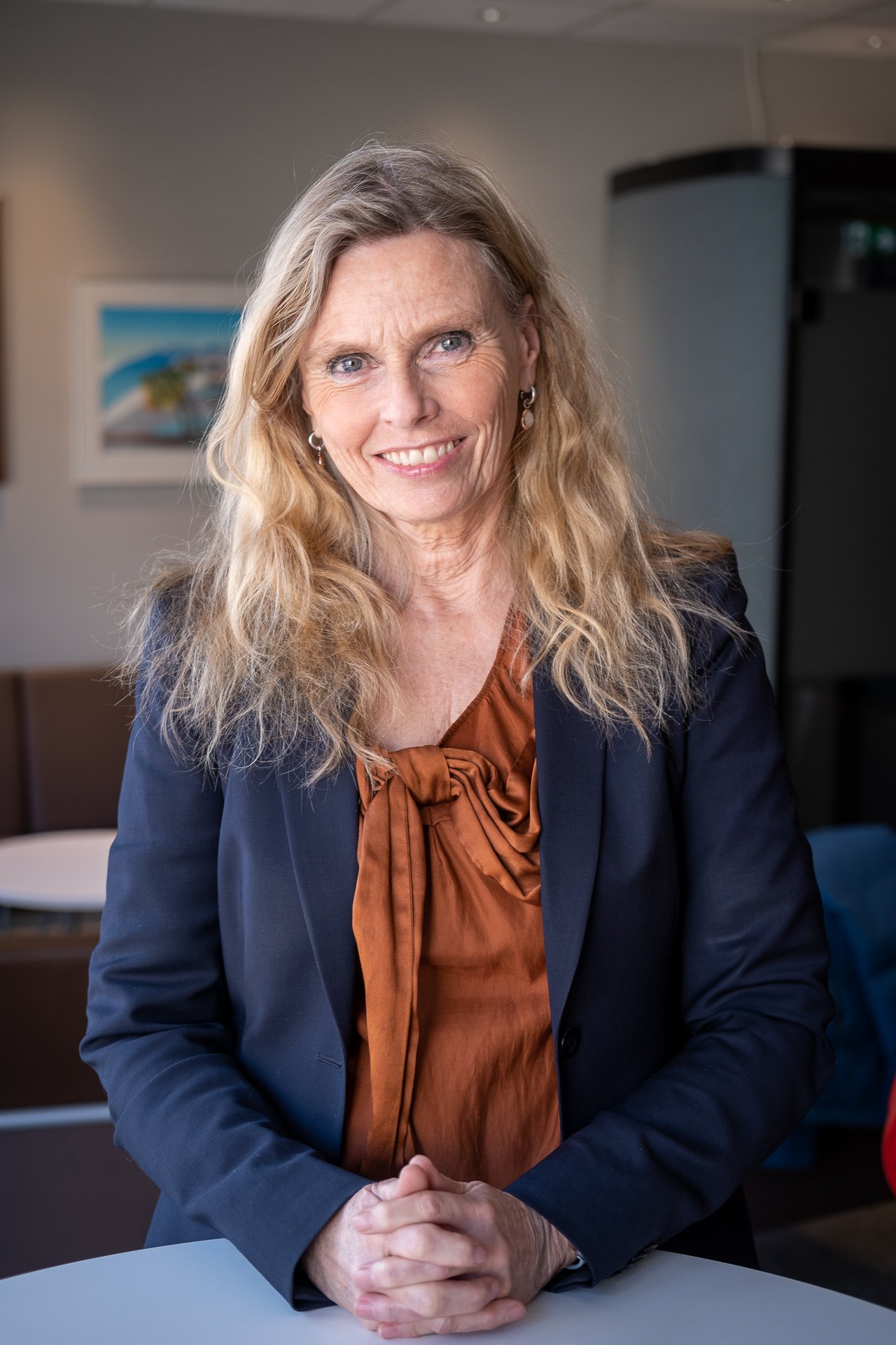 En dame som smiler mot kamera