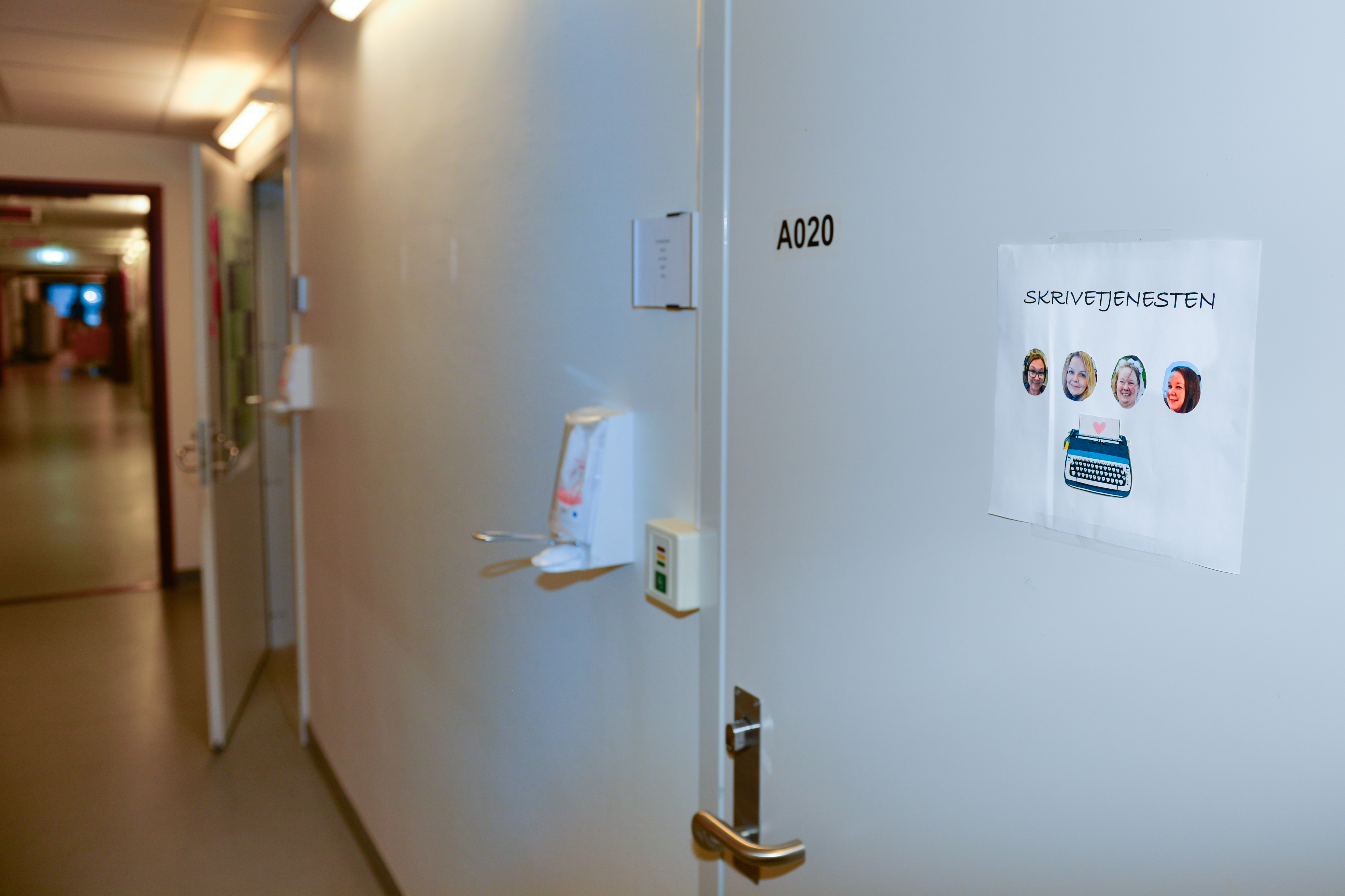 Et skilt på ei dør hvor det står "Skrivetjenesten"