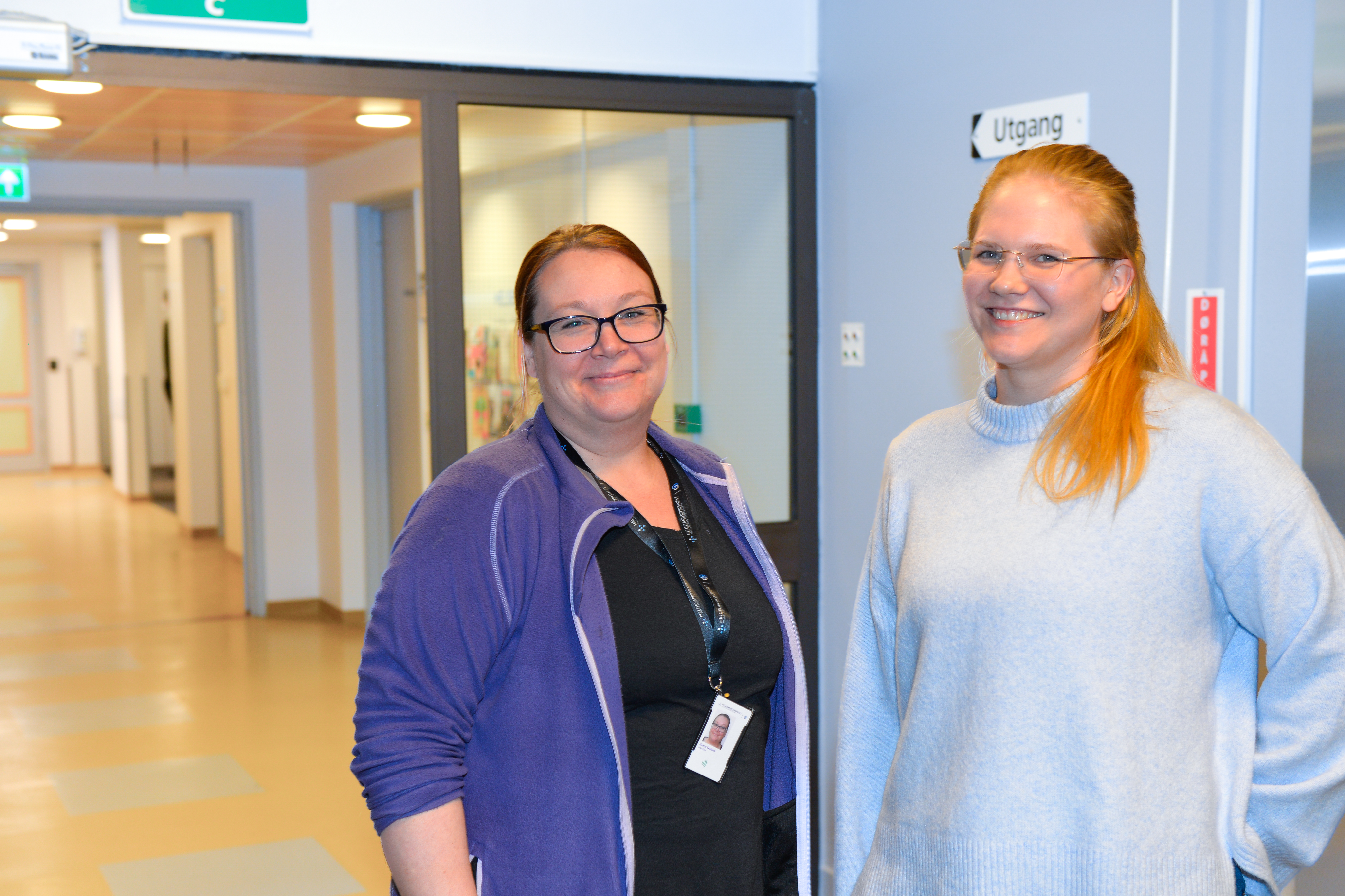 To smilende damer ser i kameraet