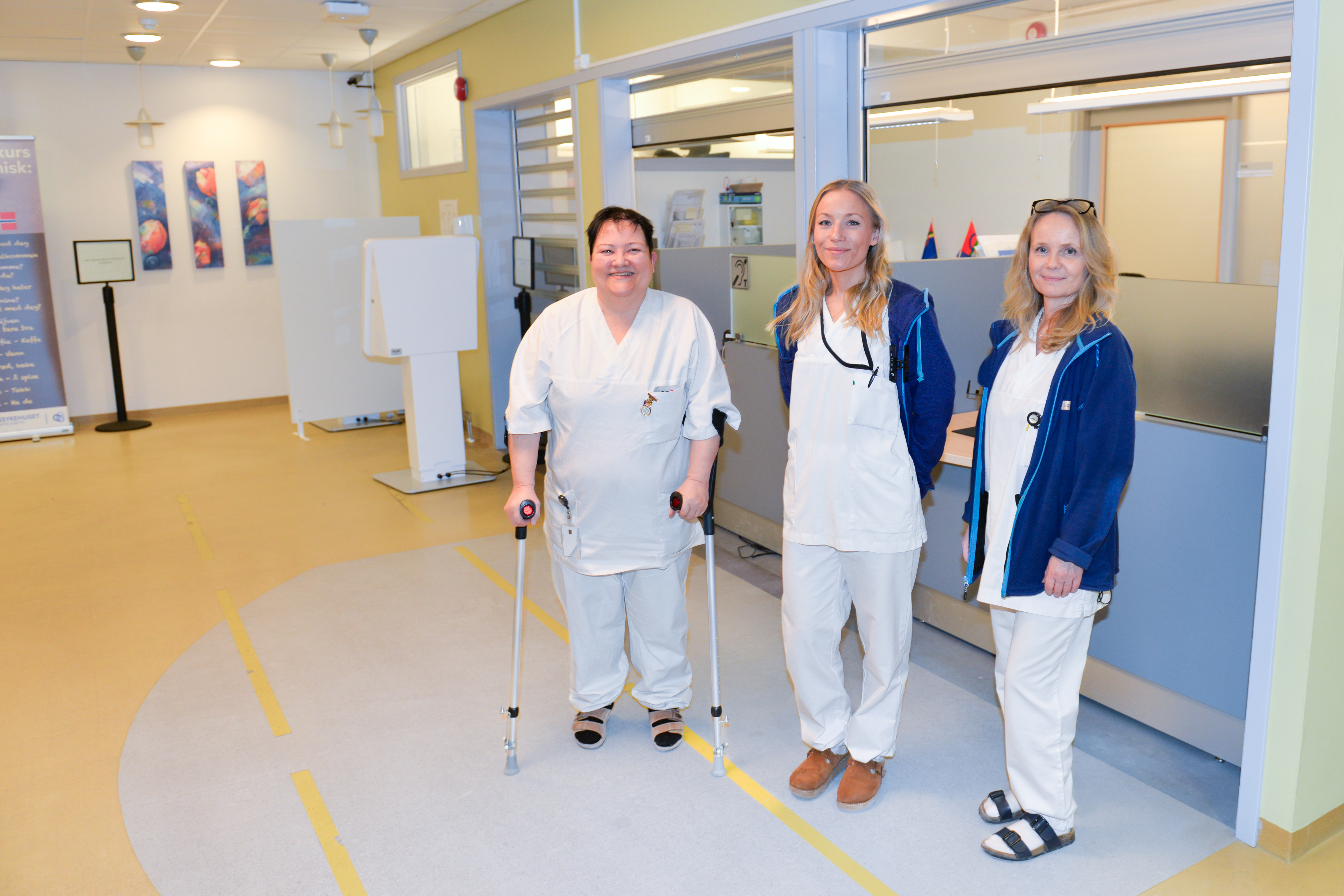 Tre damer i sykehusklær