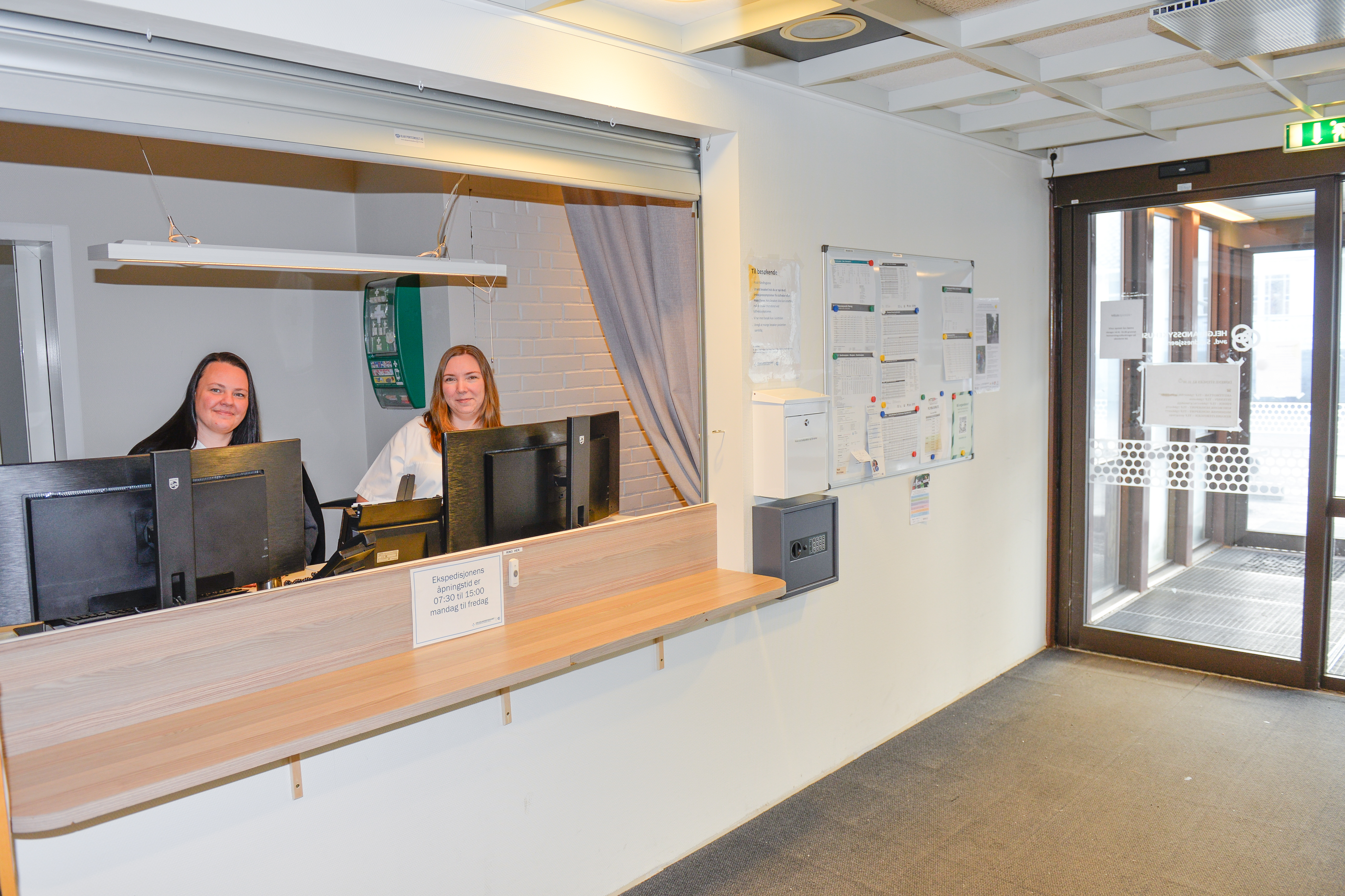 To damer står i en resepsjon