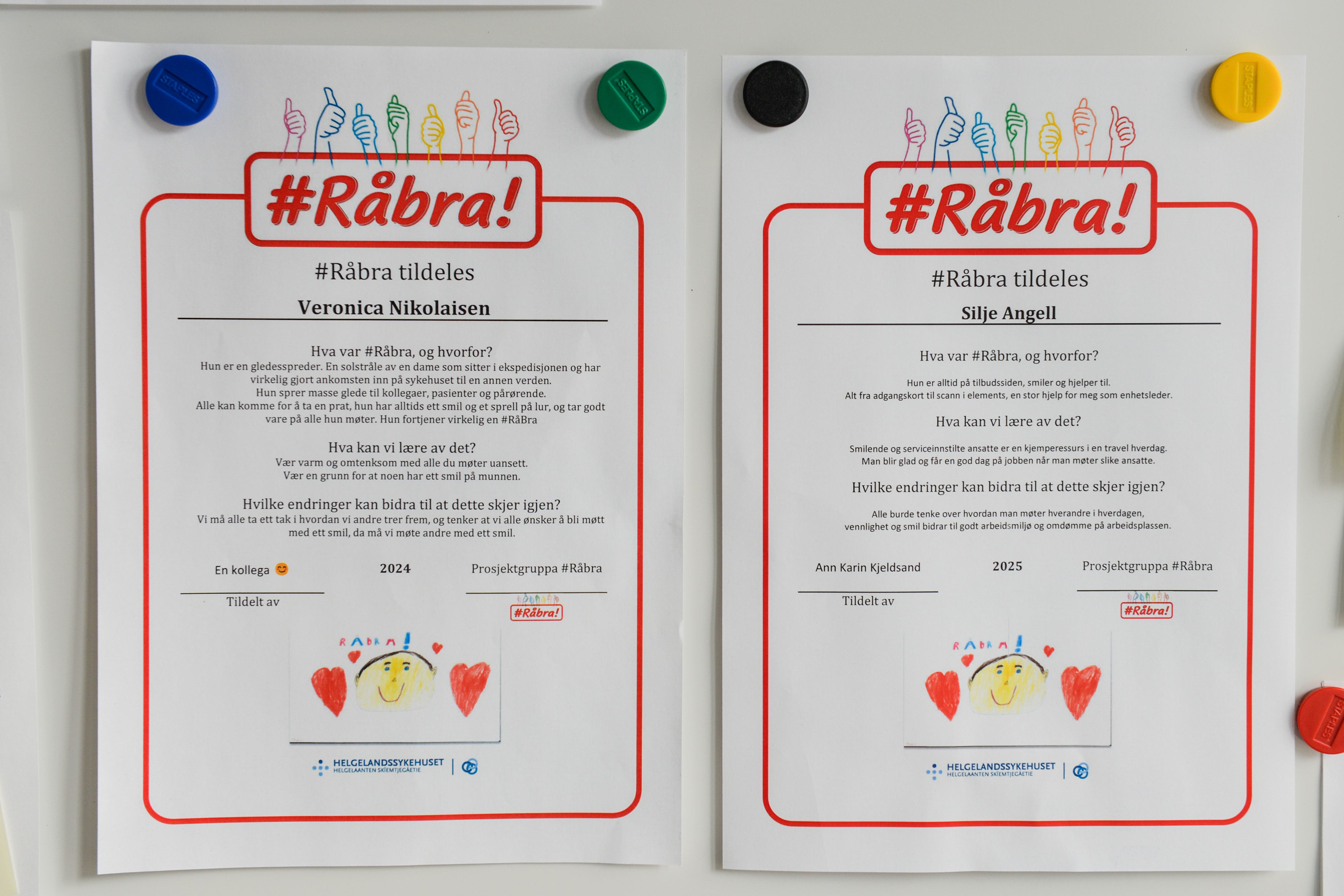 Bilde av to diplomer