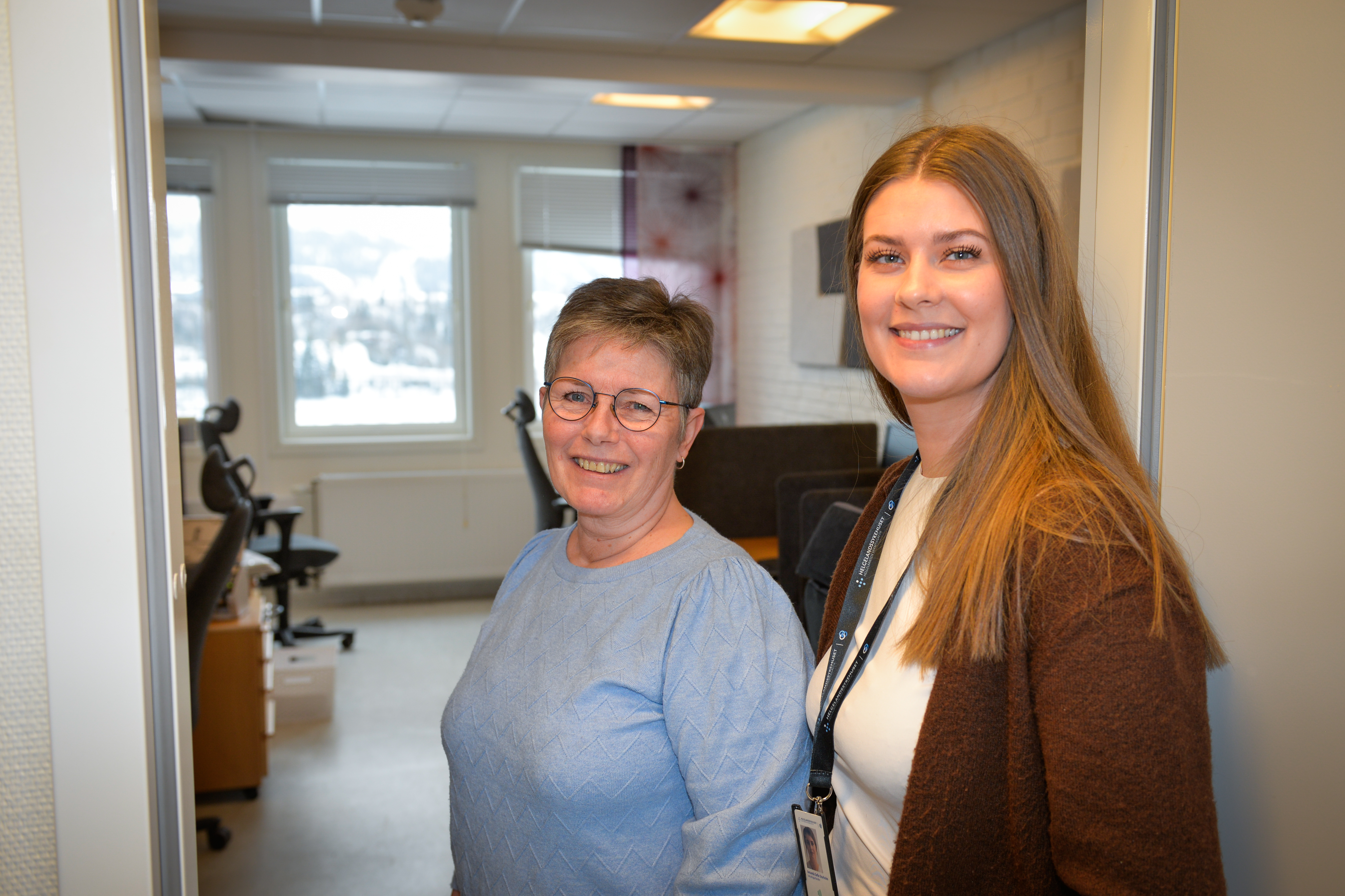 To damer som smiler mot kamera