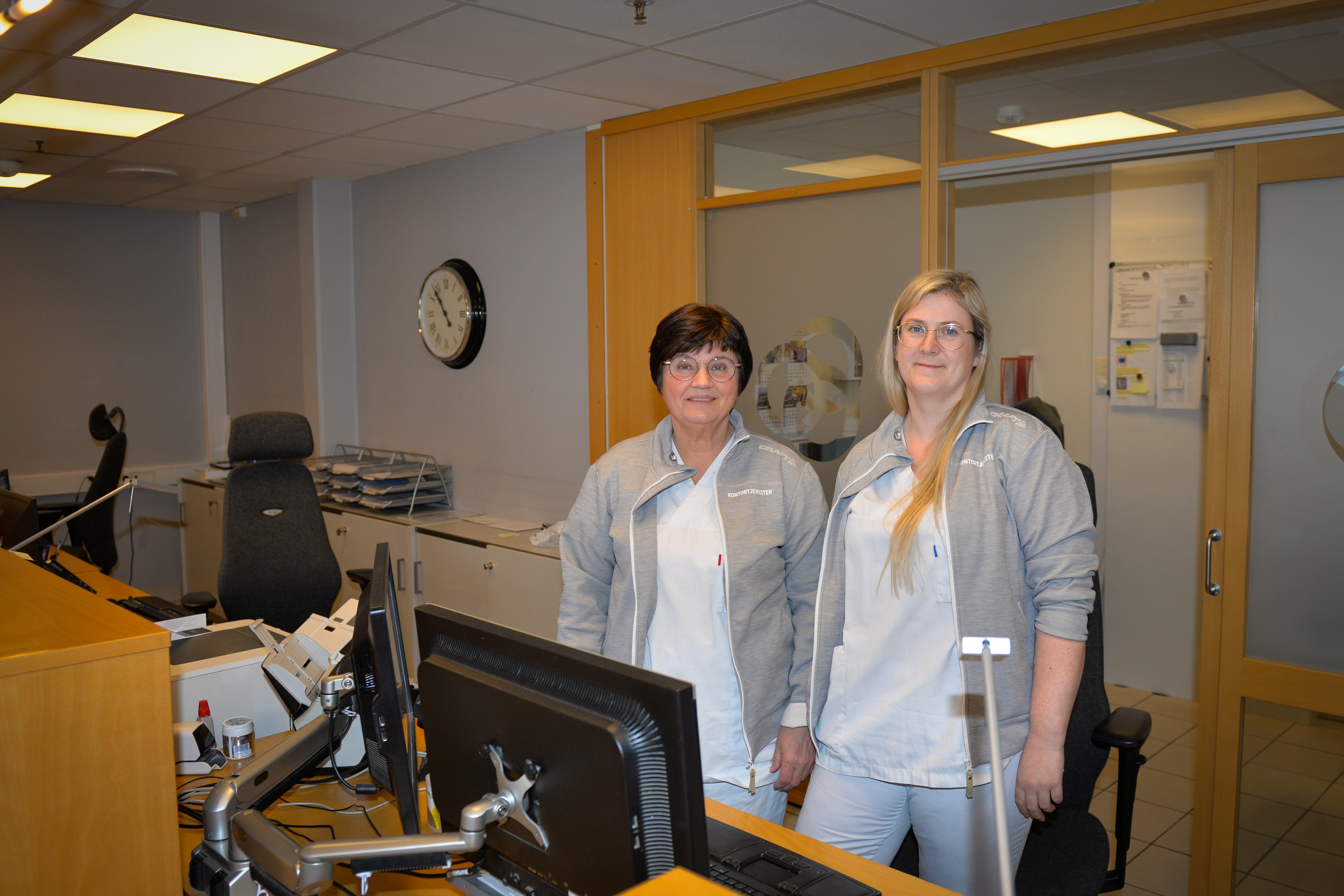 To damer som jobber i ekspedisjonen