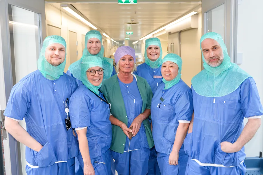 Sjå mennesker kledt i operasjonsklær