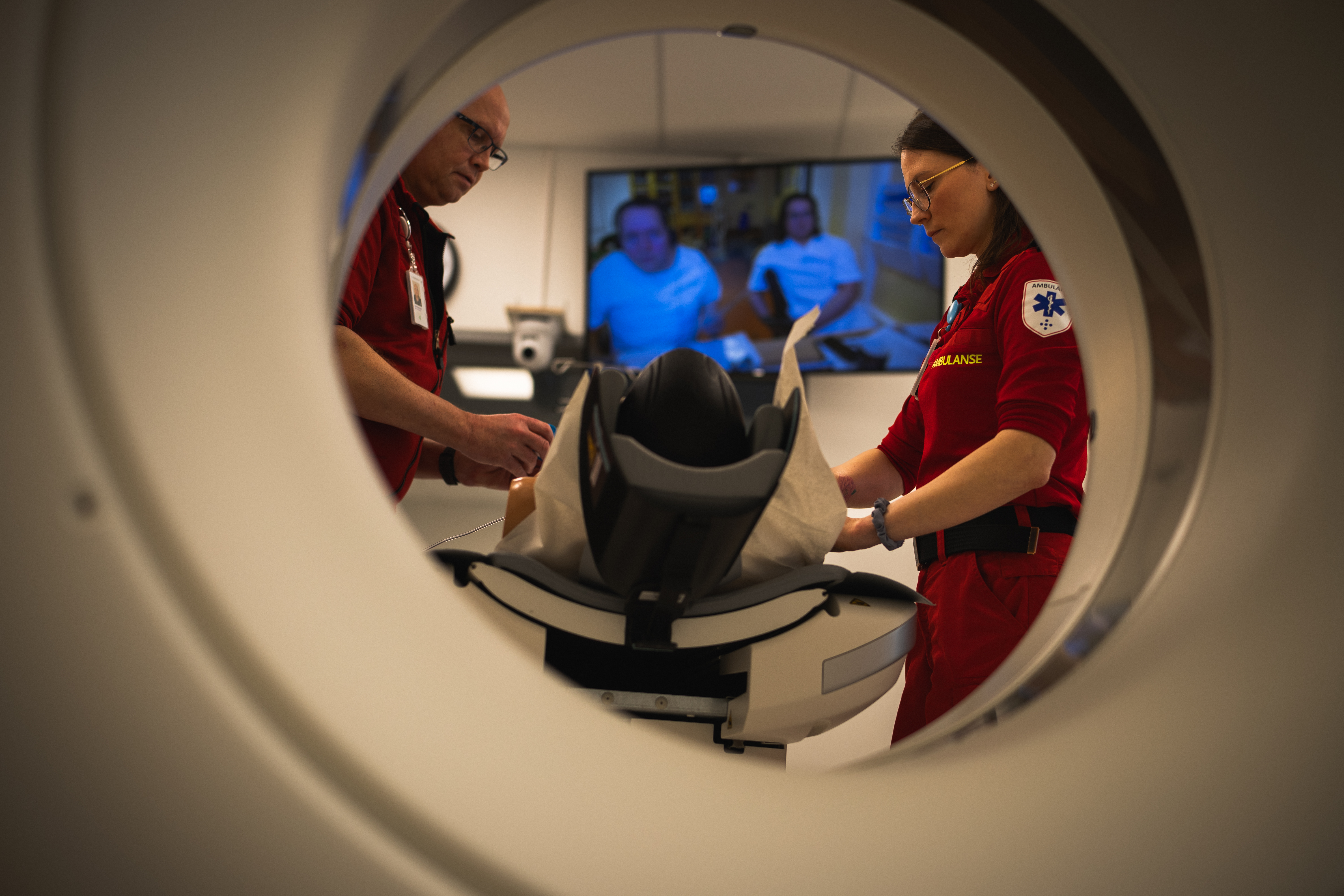 Ambulansepersonell øver på CT-scanning