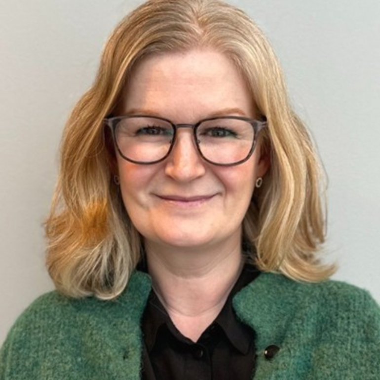 En kvinne med briller