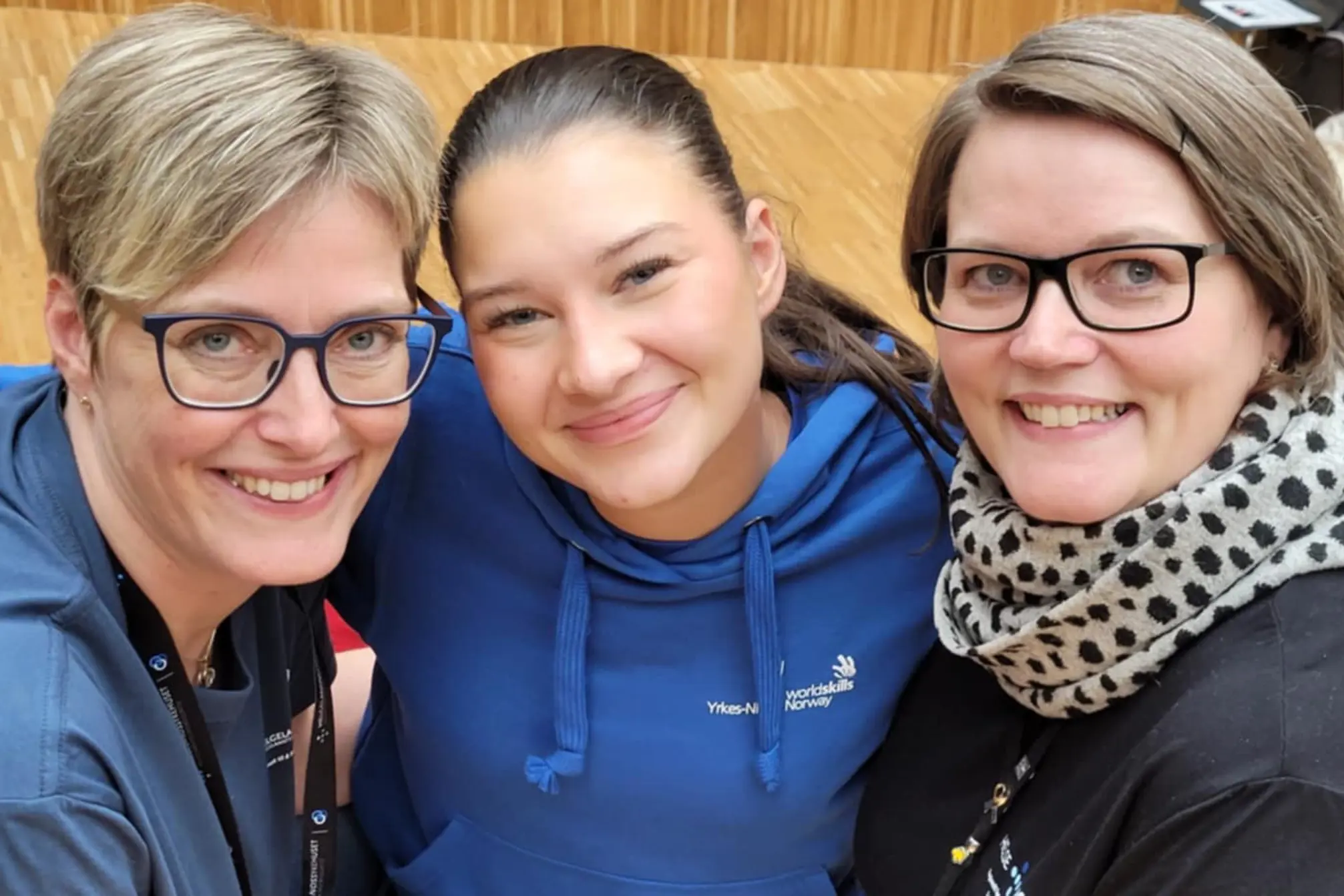 En gruppe mennesker som poserer for kameraet