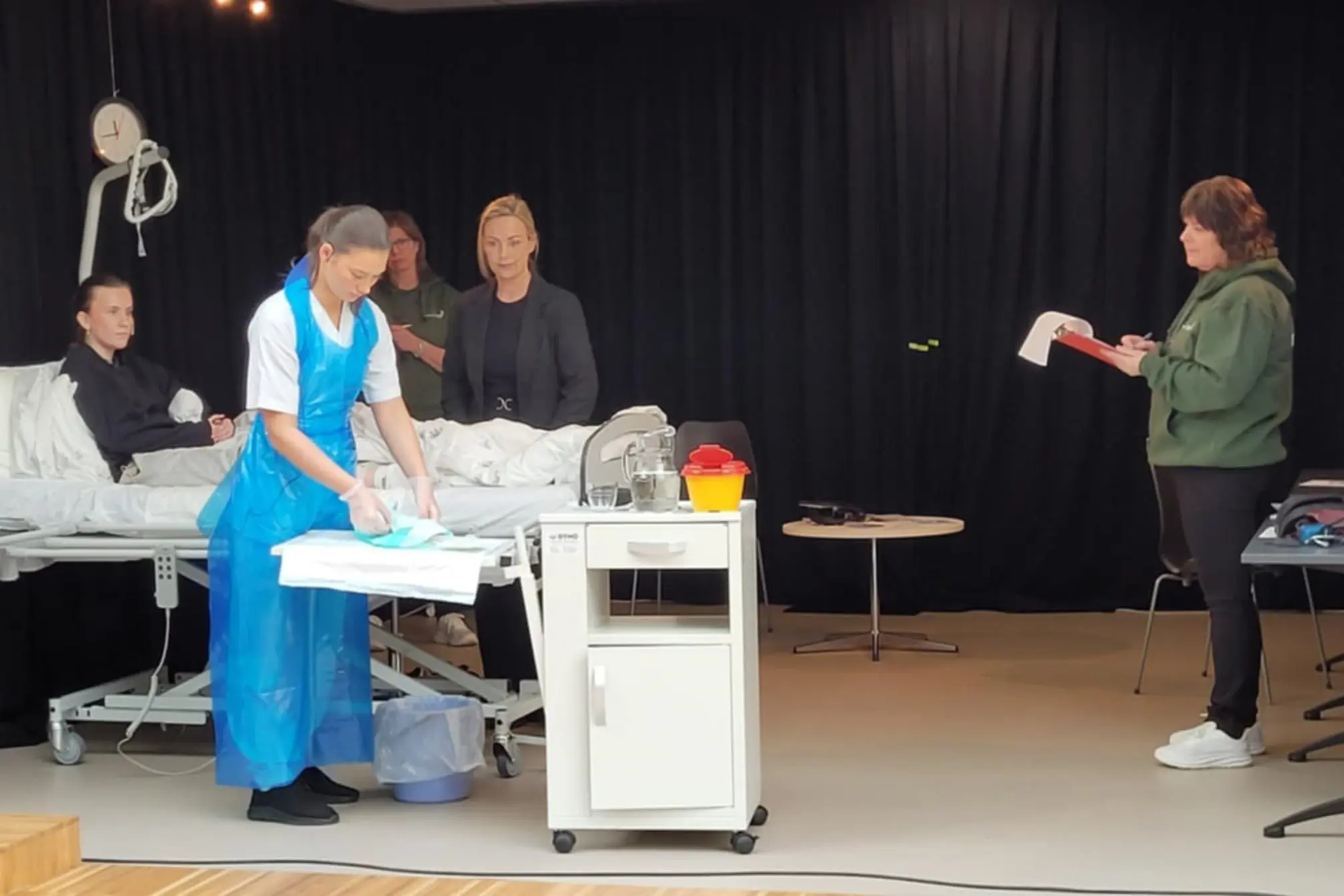 En gruppe personer i et rom