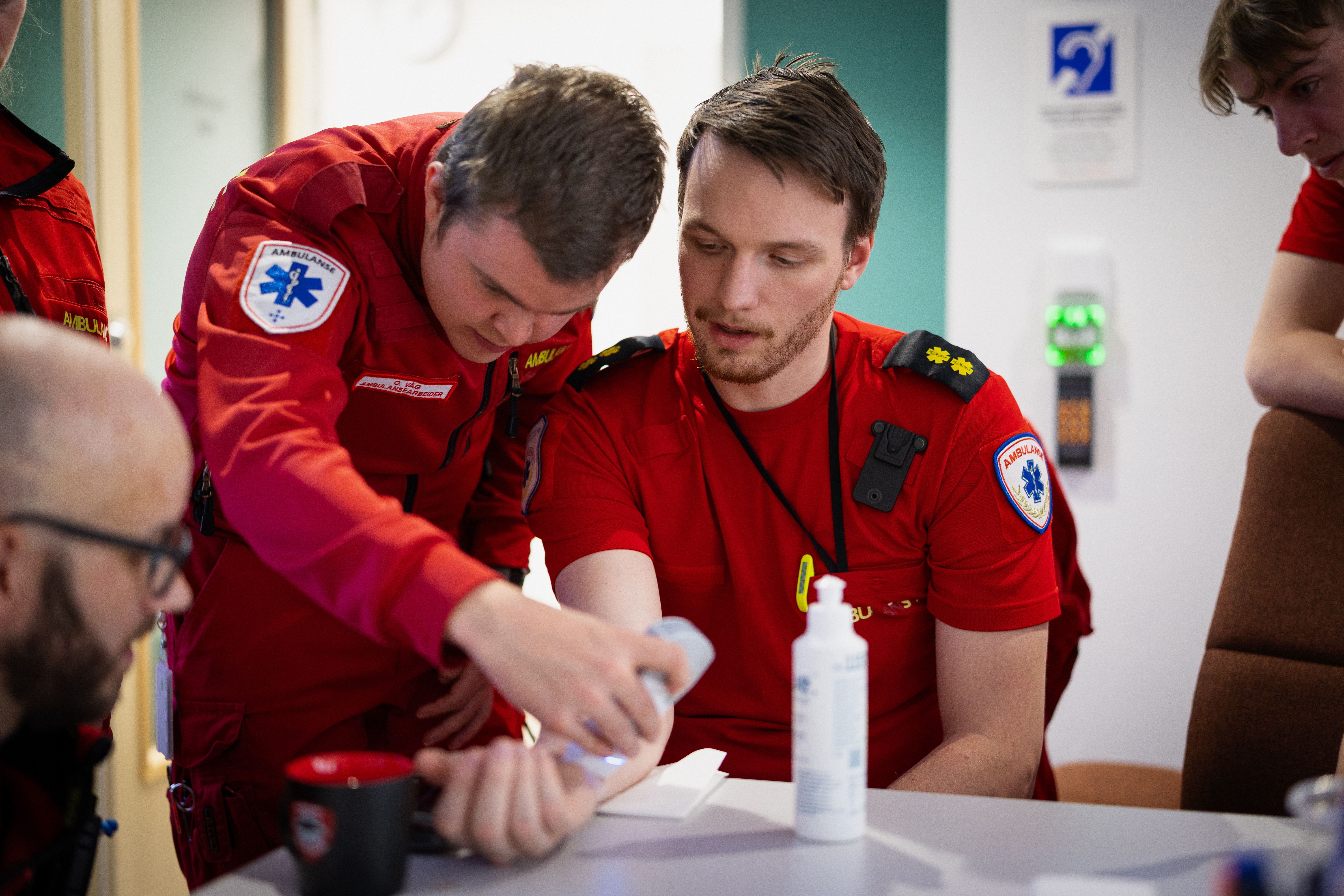 Ambulansepersonell med ultralydapparat