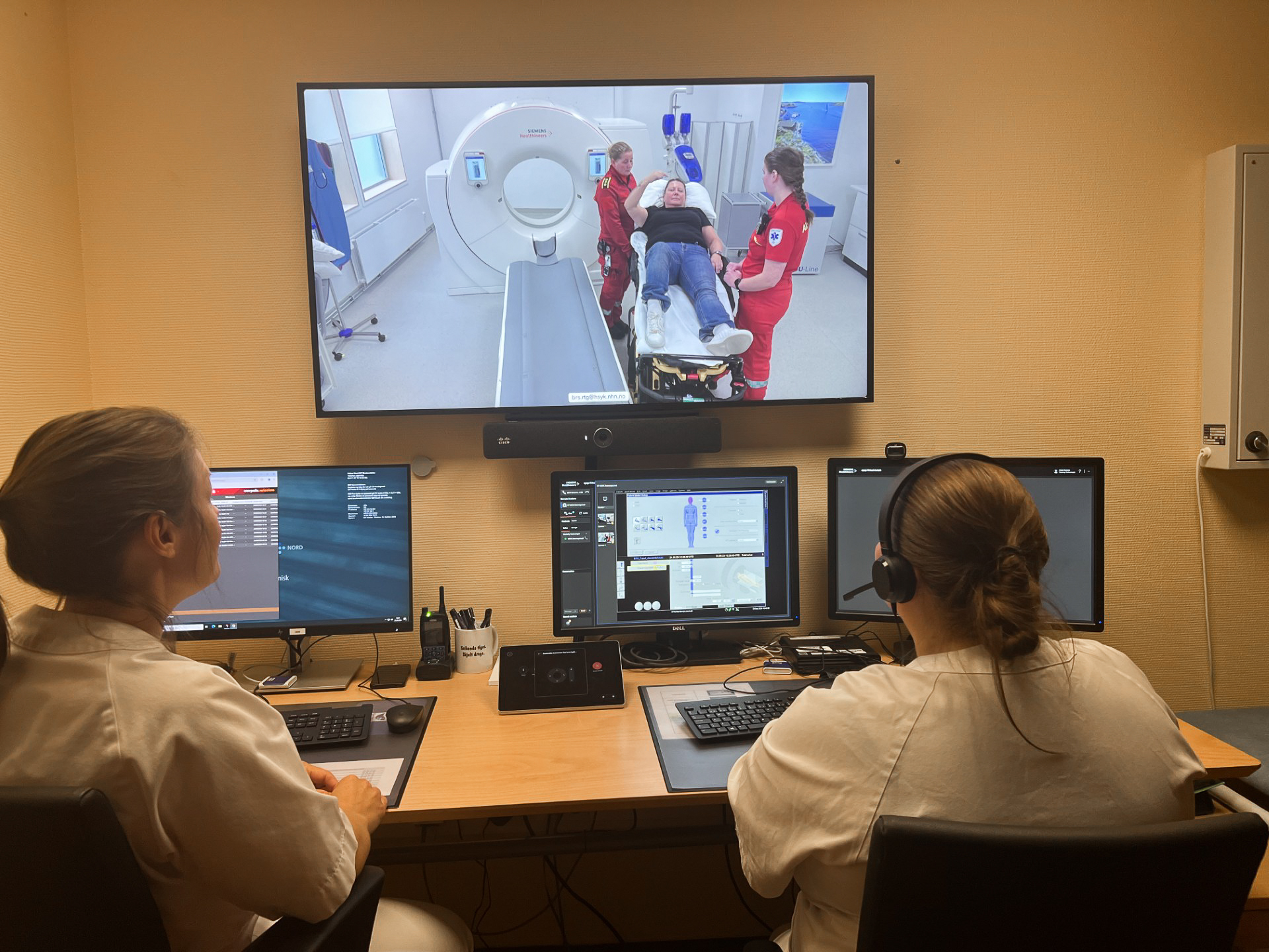 En person som sitter foran en dataskjerm