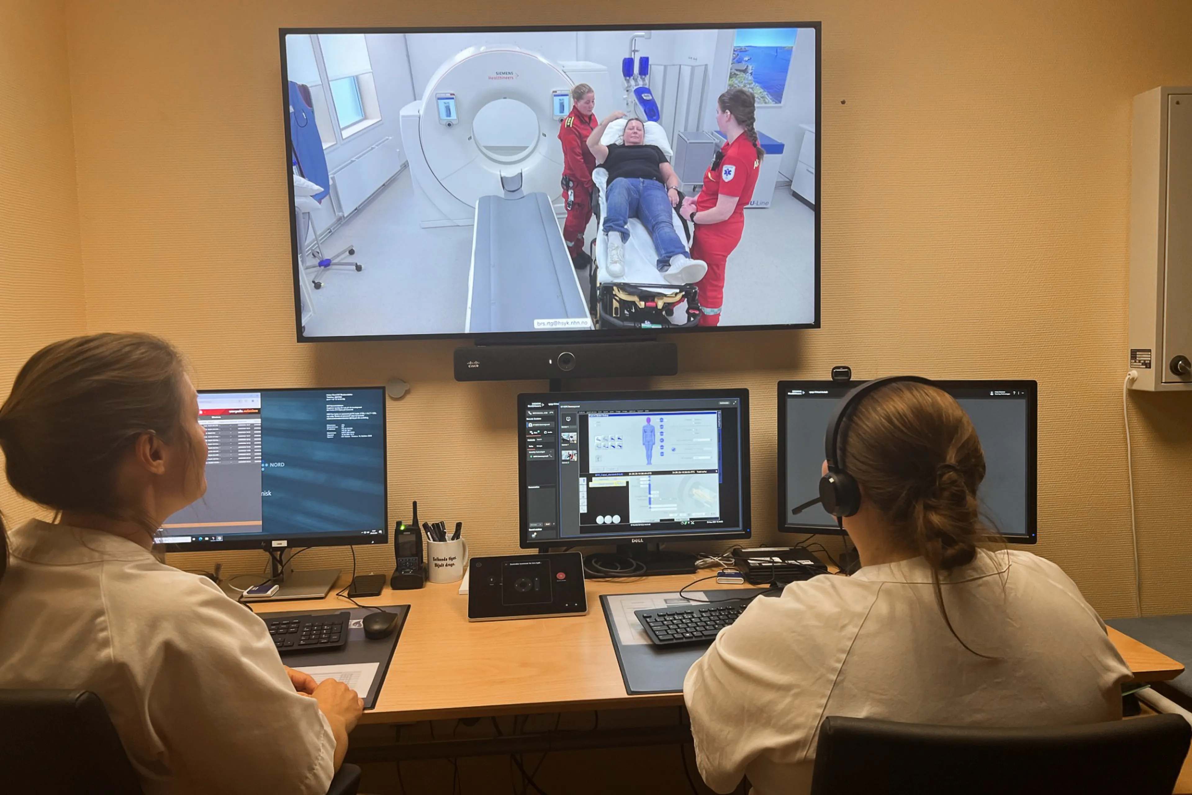 En person som sitter foran en dataskjerm