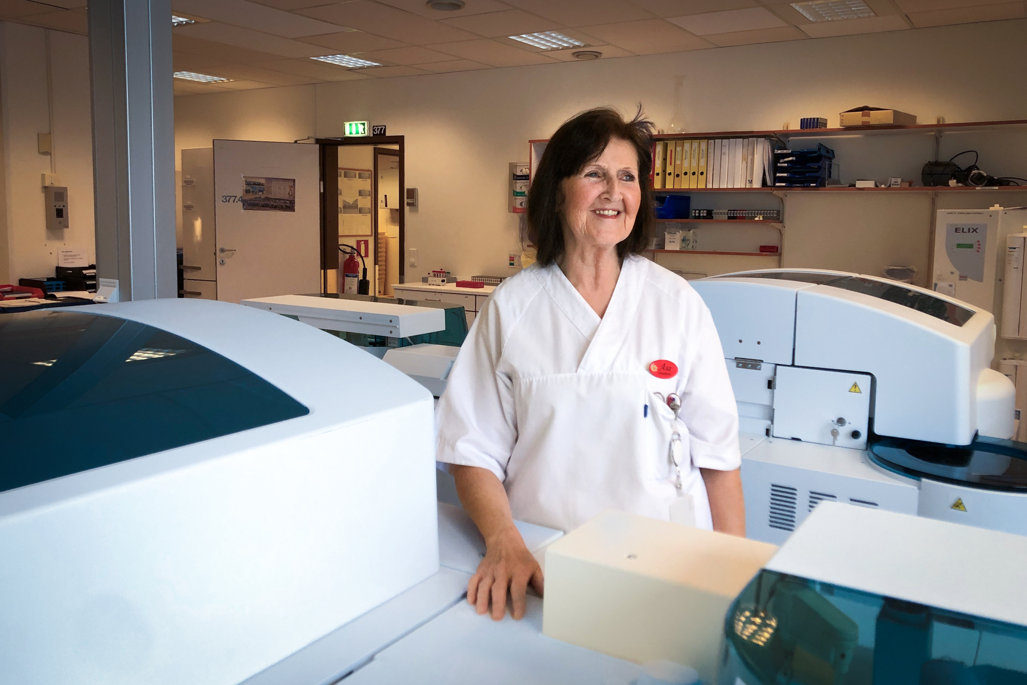 Hvitkledt dame smiler