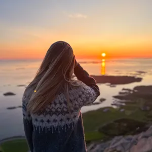 Et kvinnehode med en solnedgang i bakgrunnen