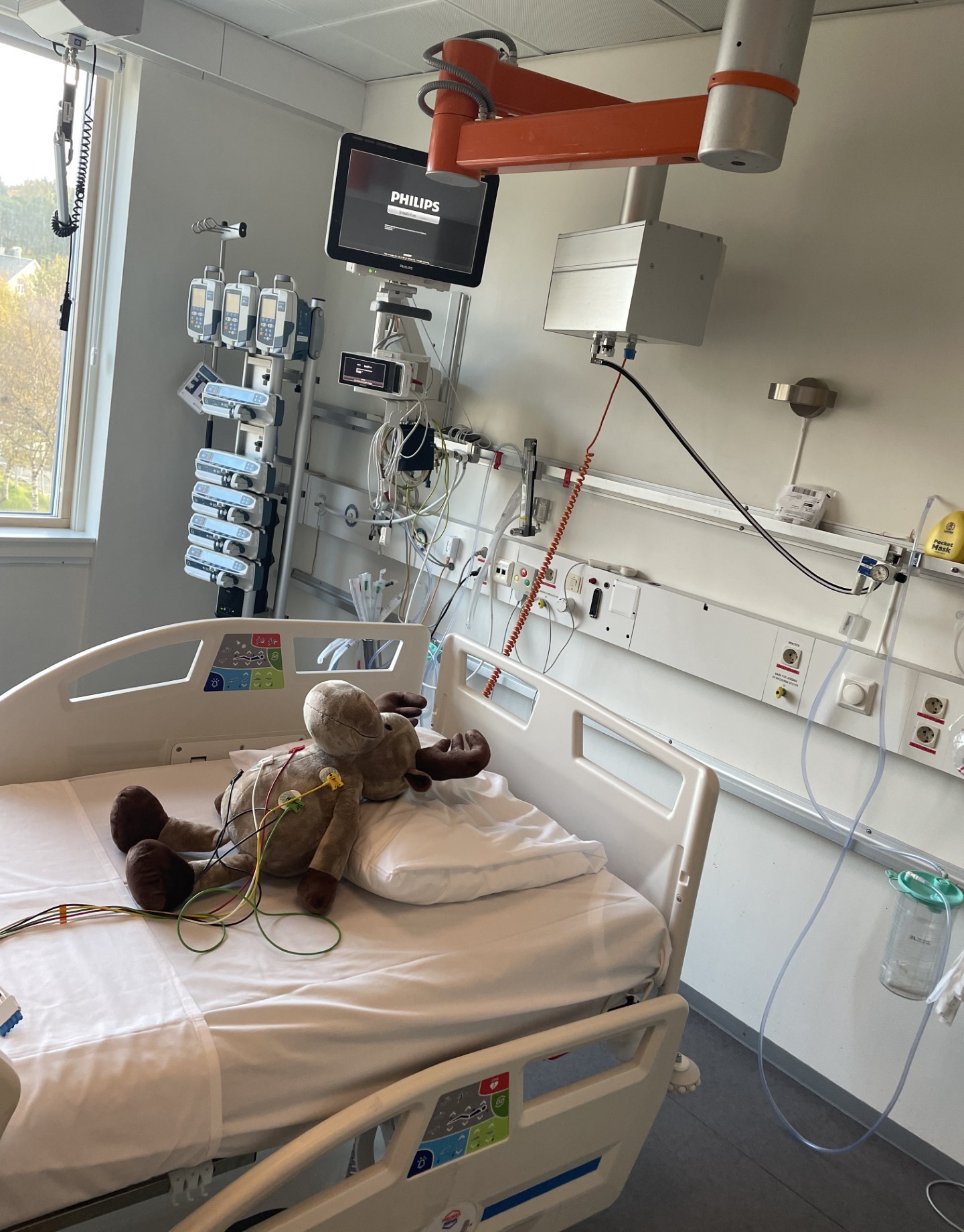 En sykehusseng med en teddybjørn
