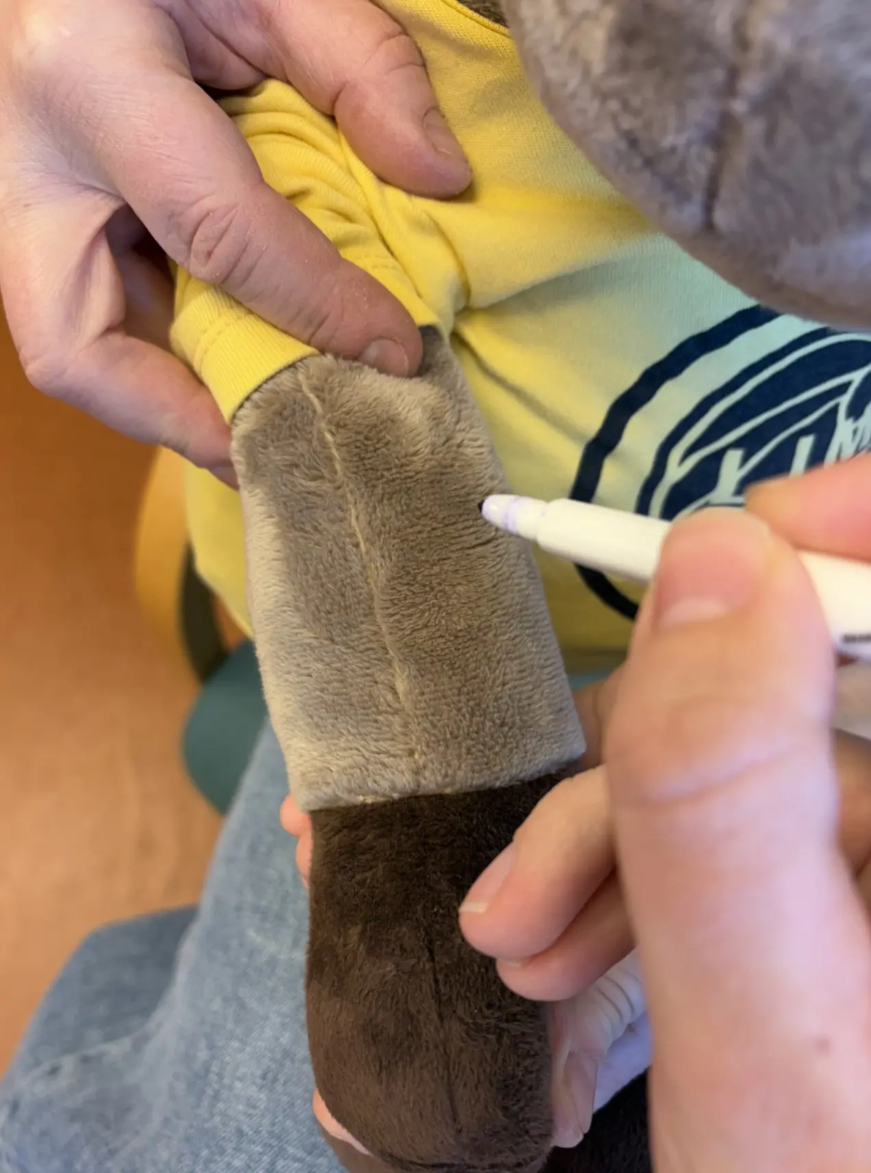 En person som tegner på et kosedyr