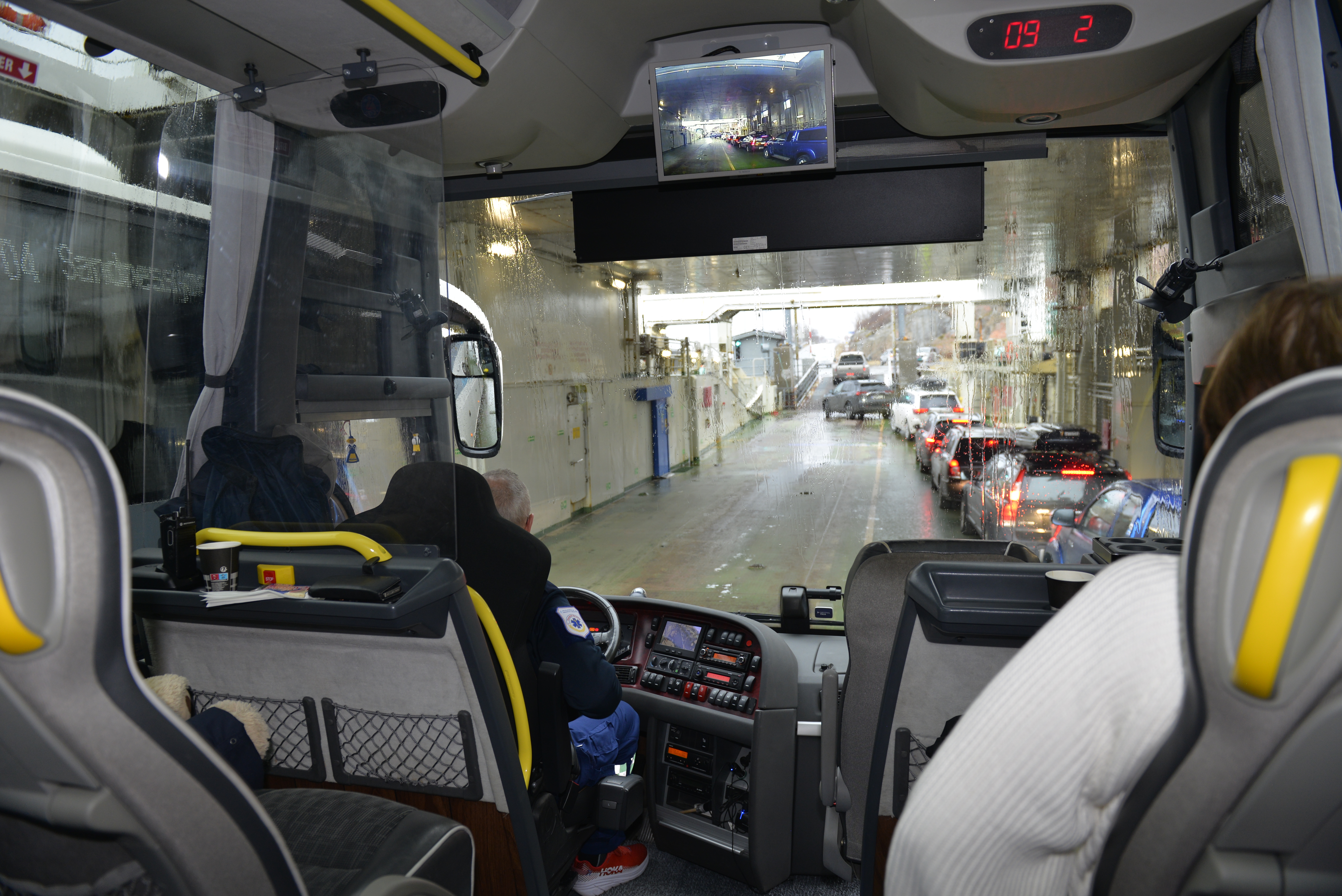 Buss kjører om bord i ei ferge