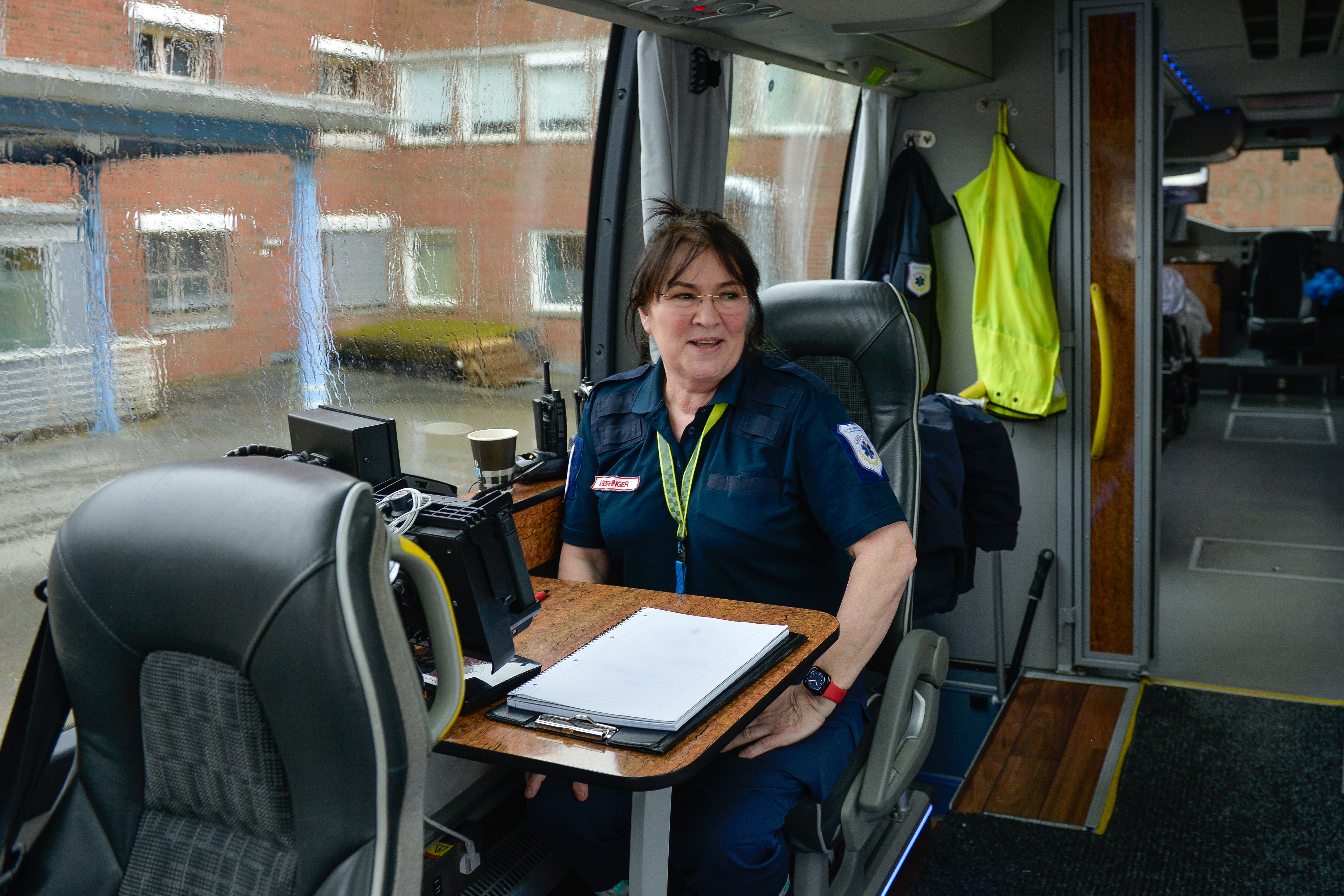 Smilende dame sitter i en buss