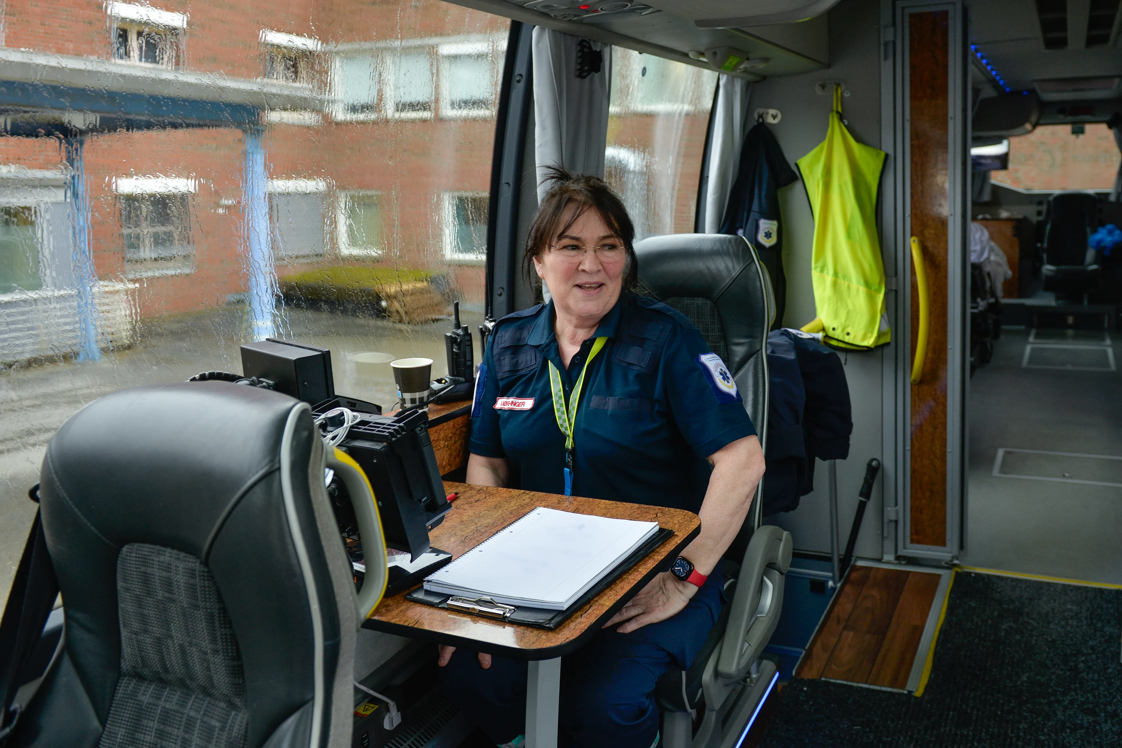 Smilende dame sitter i en buss