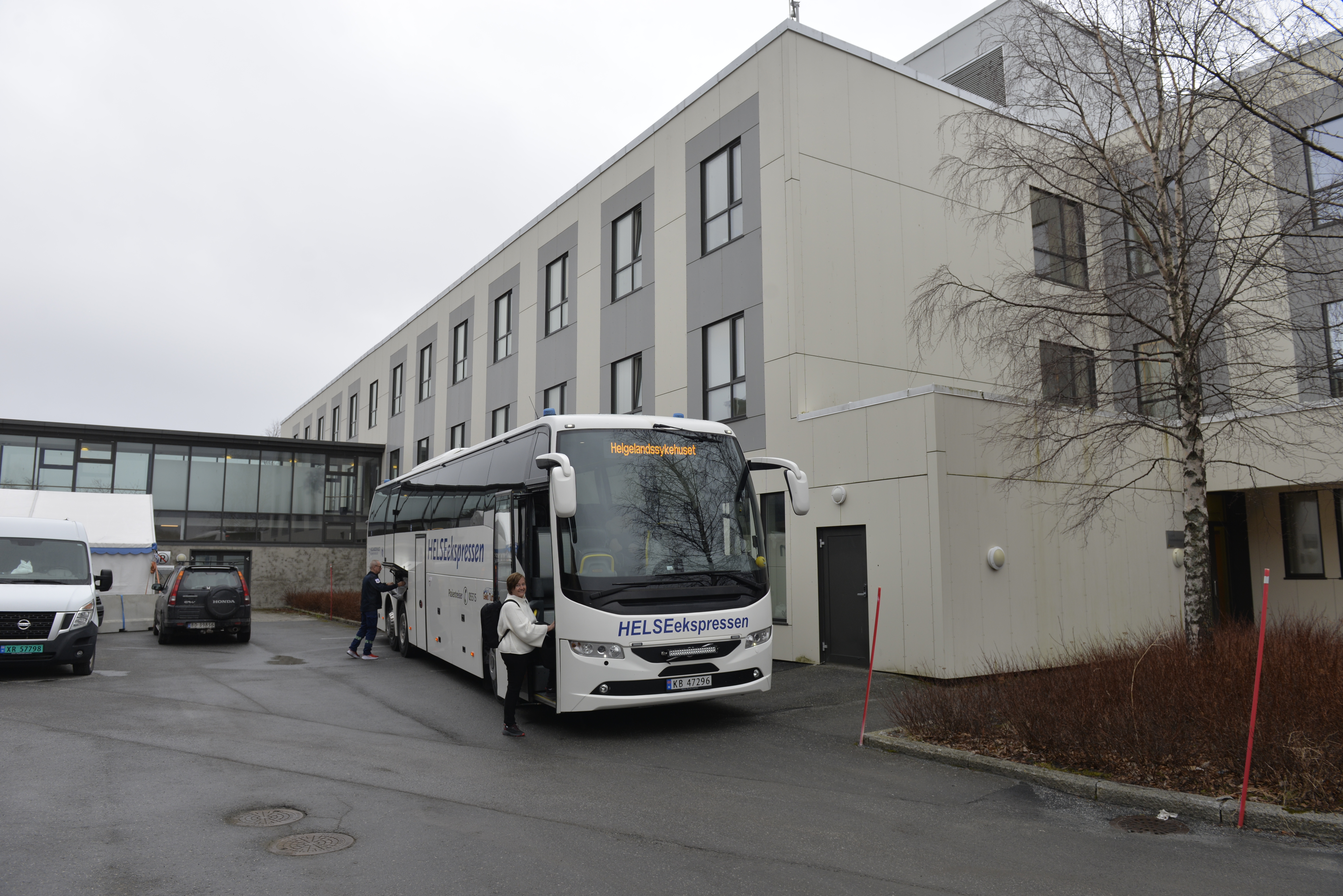 Buss står utenfor et stort bygg