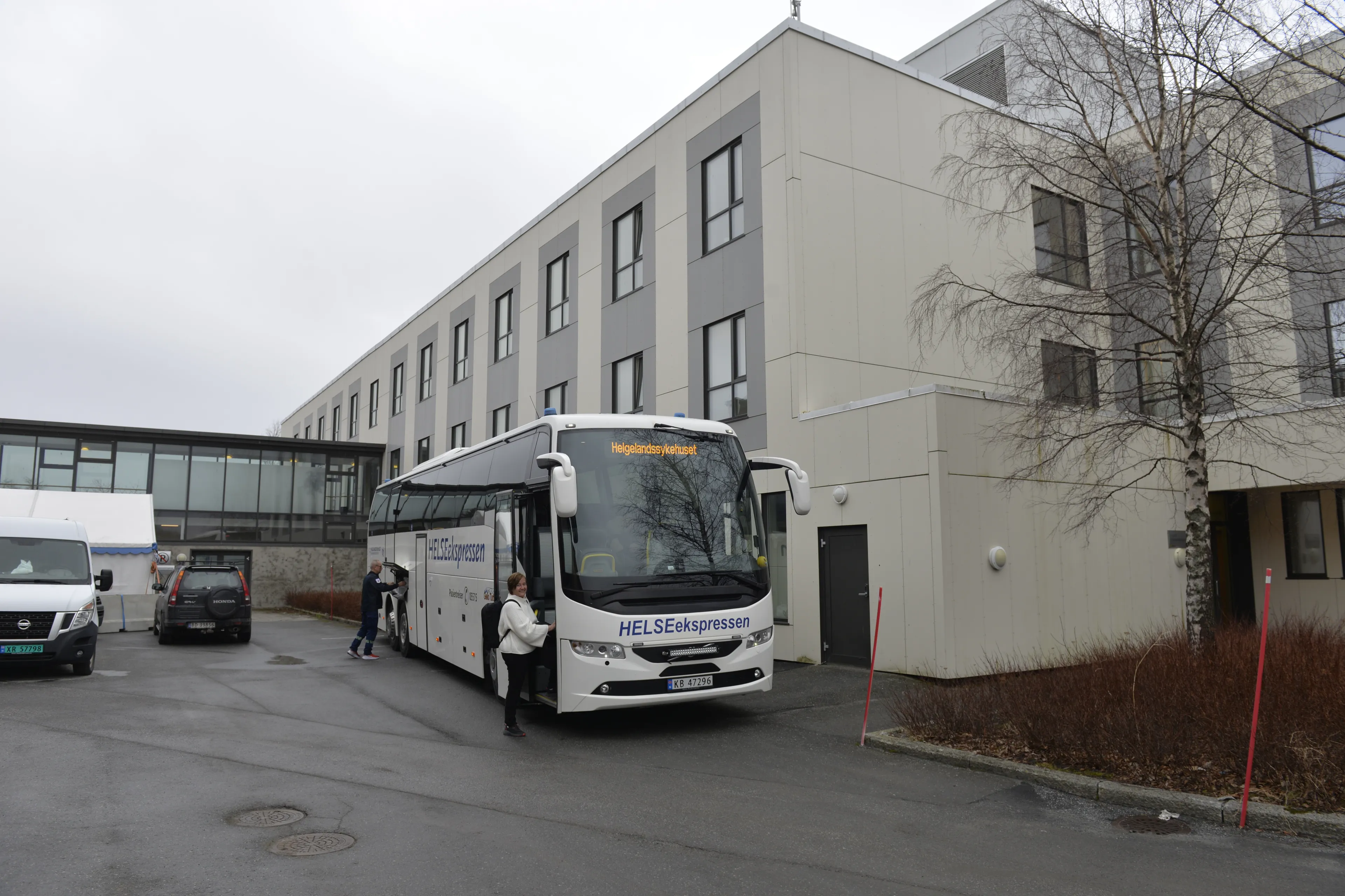 Buss står utenfor et stort bygg