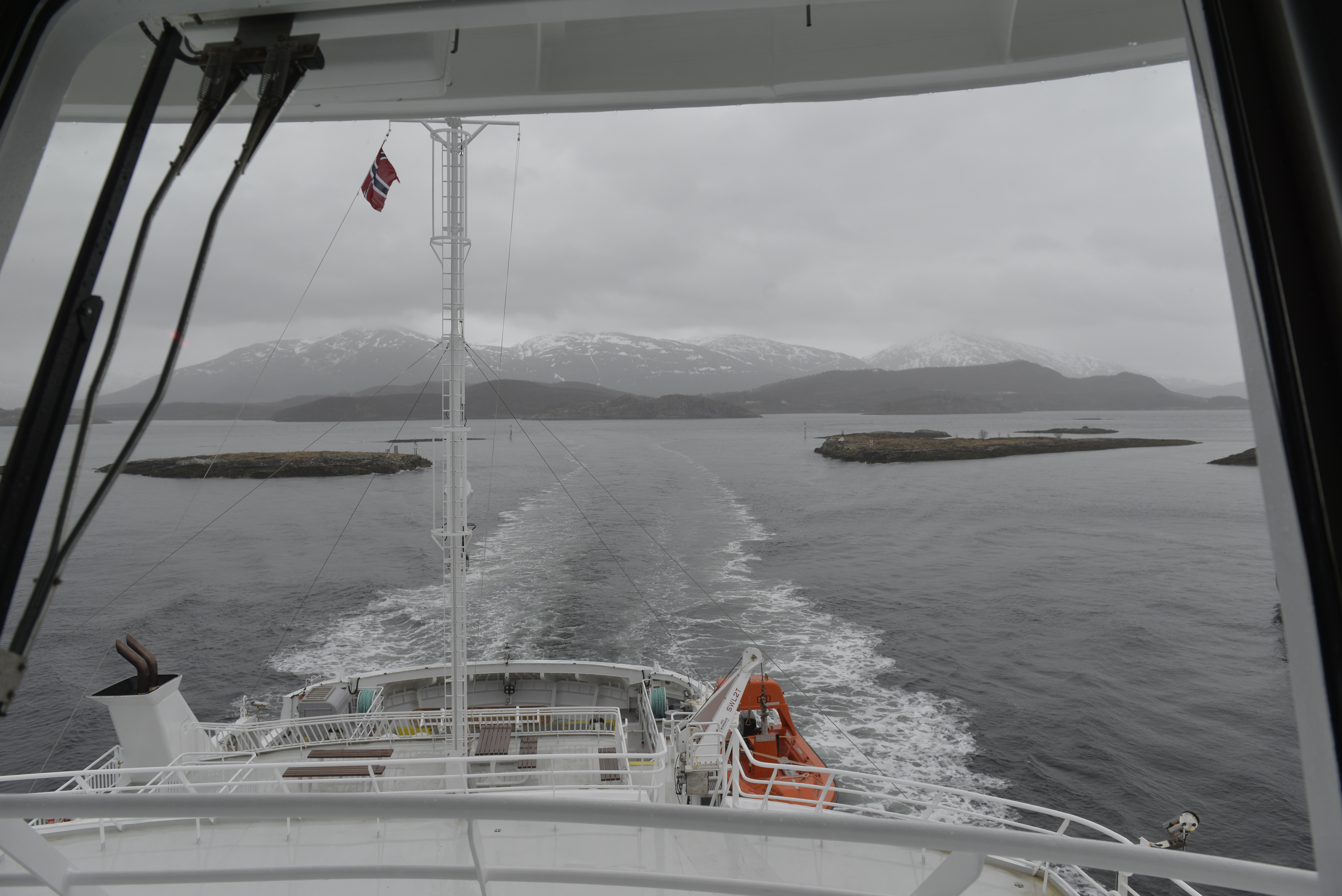 Utsikt fra ferga mot grått hav