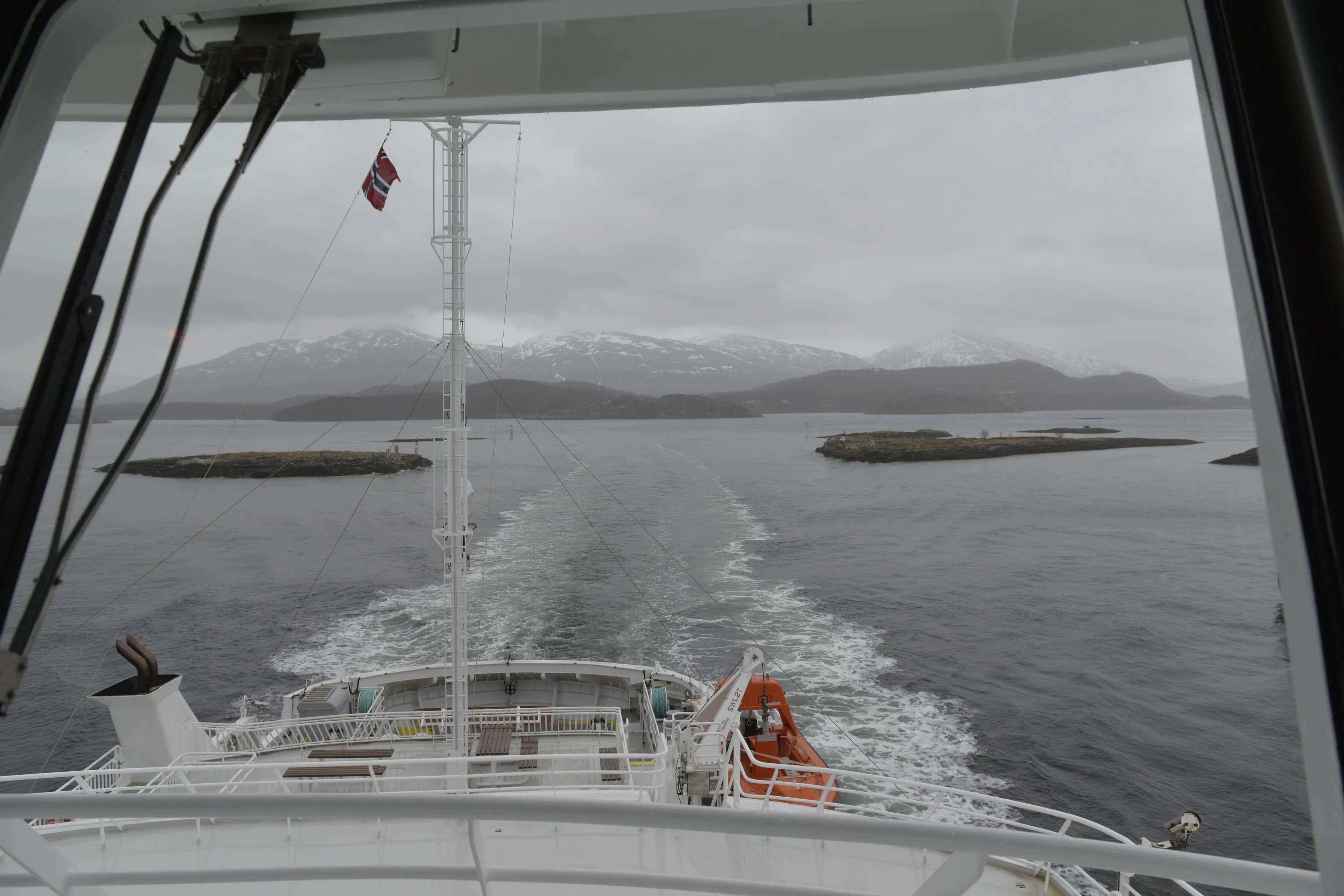 Utsikt fra ferga mot grått hav