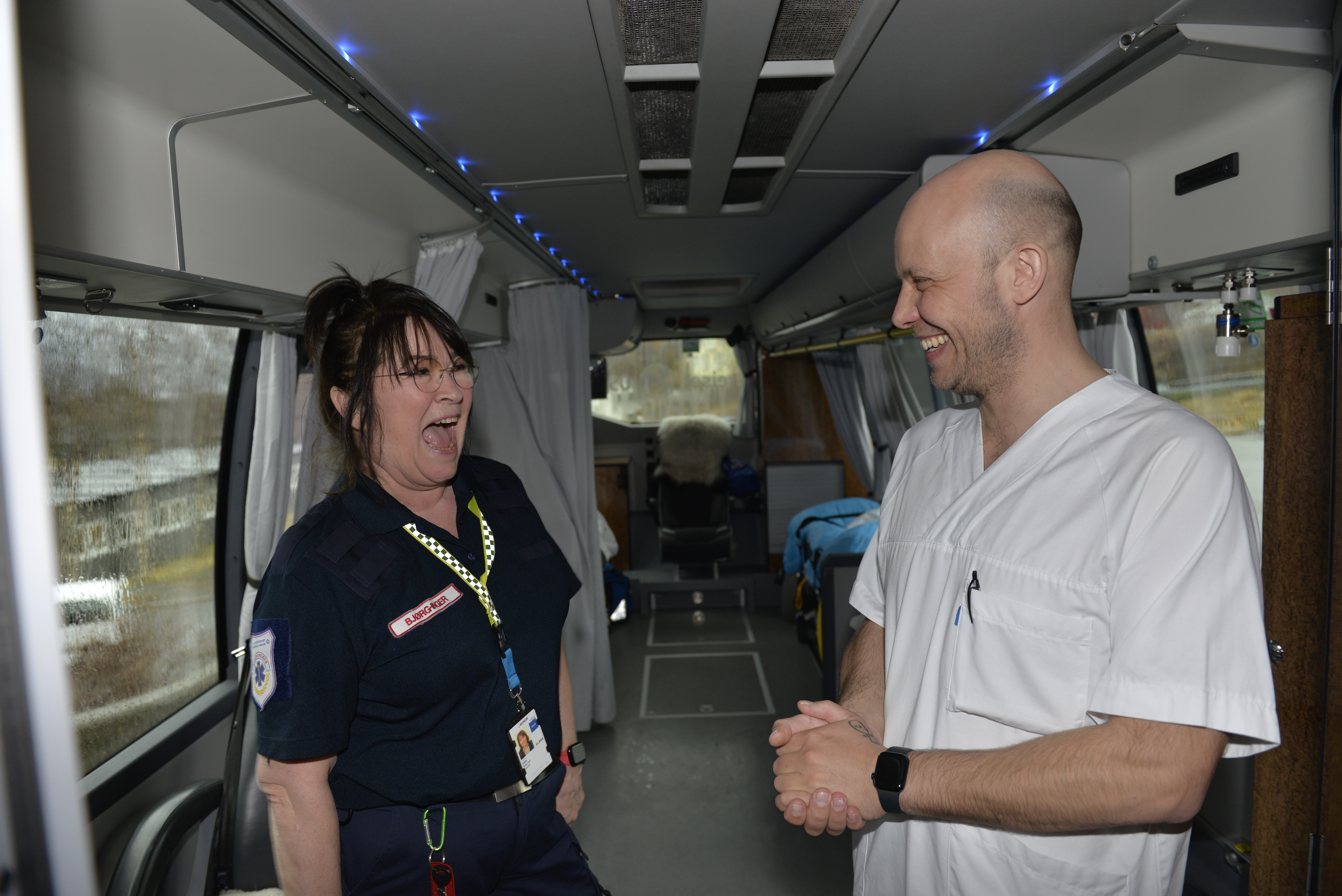 Mann og dame gapskratter