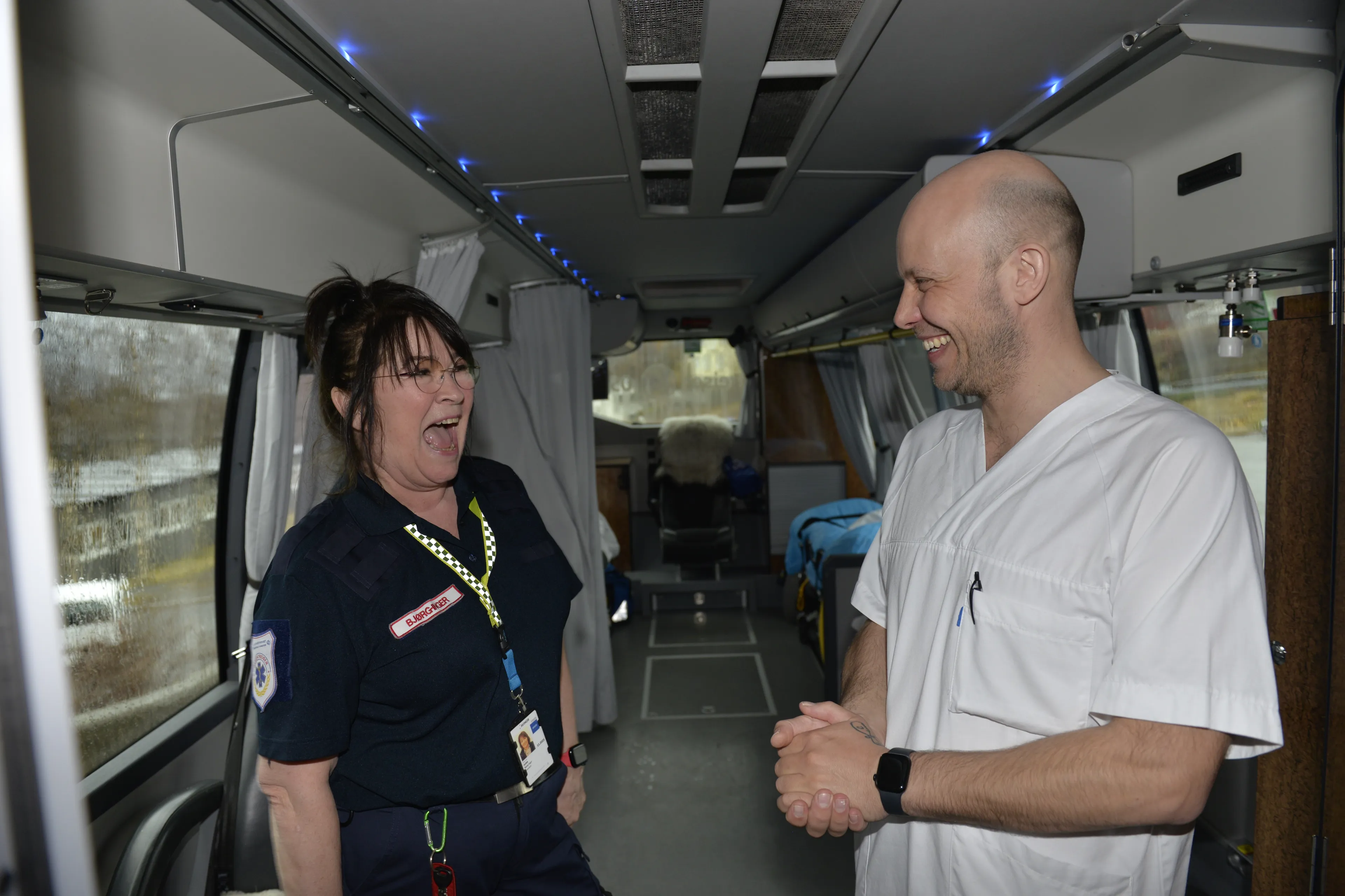 Mann og dame gapskratter