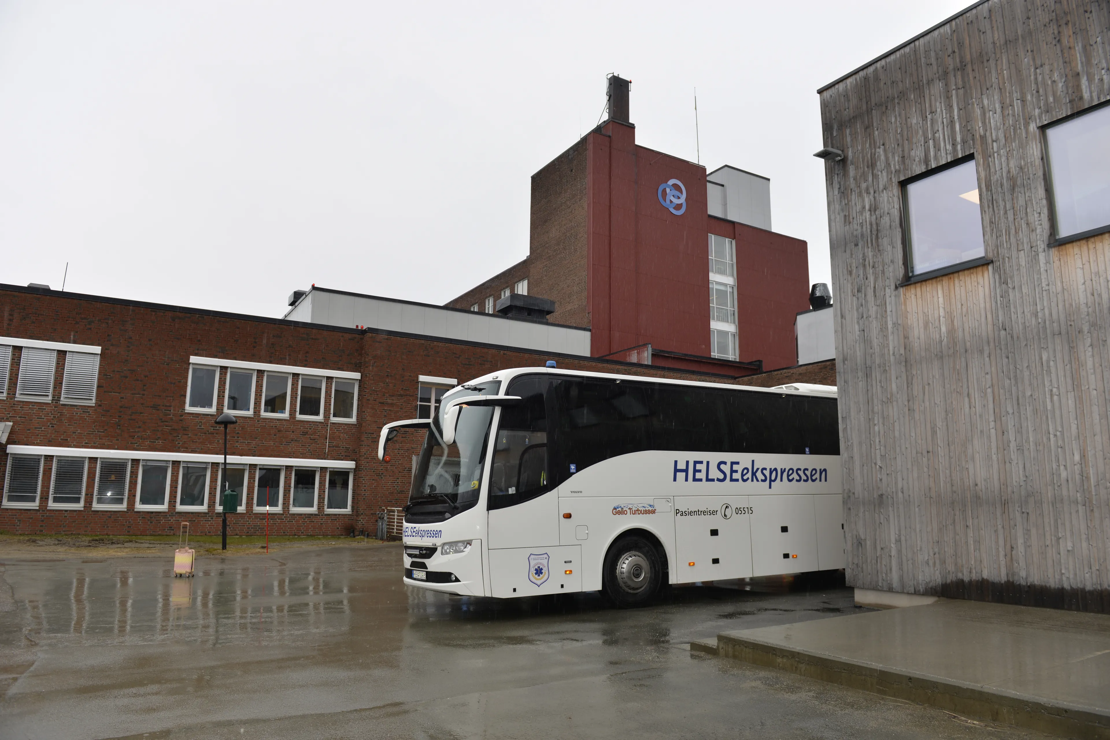 Buss som står utenfor et sykehus