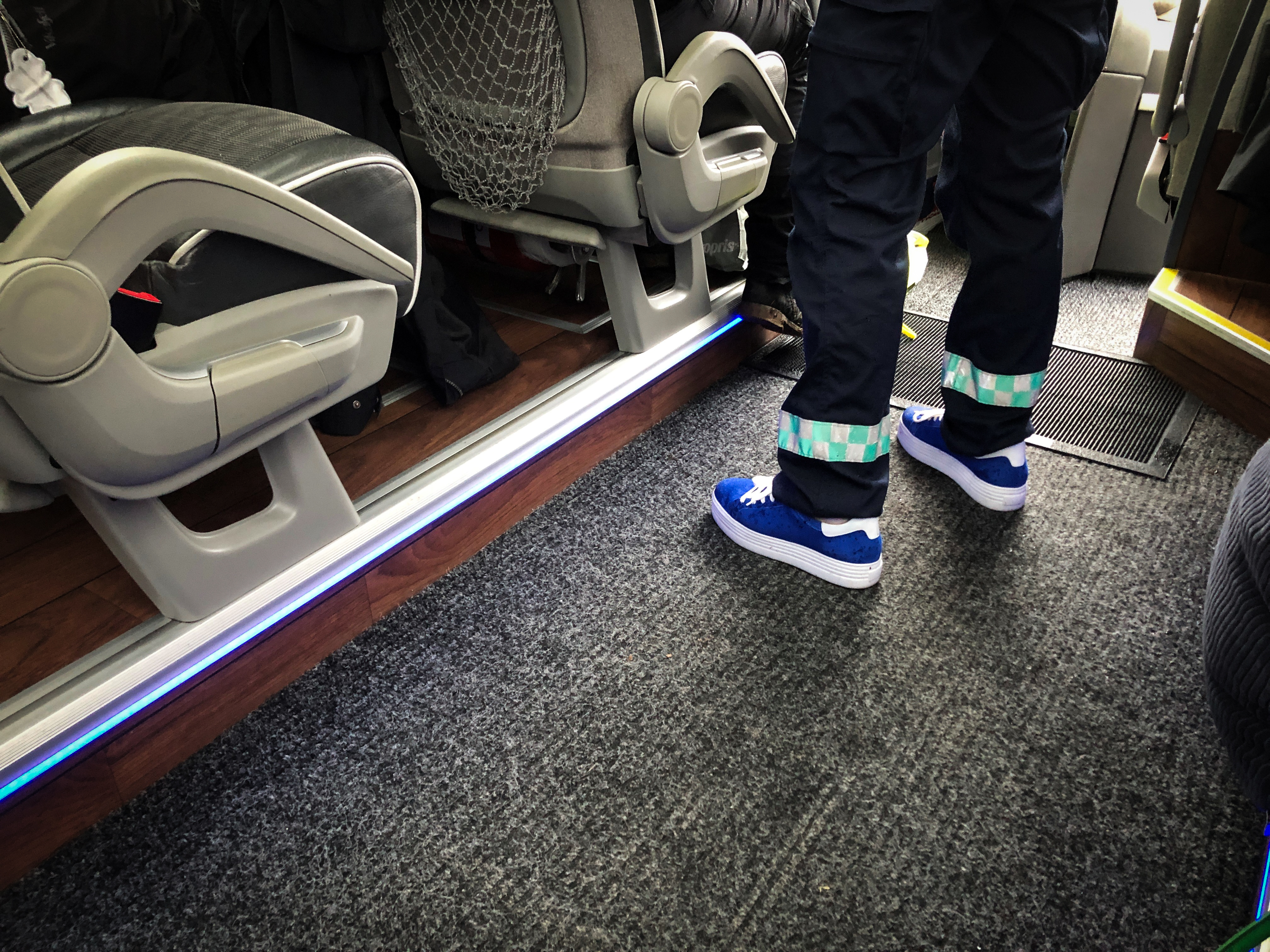 Føtter i en bussmidtgang