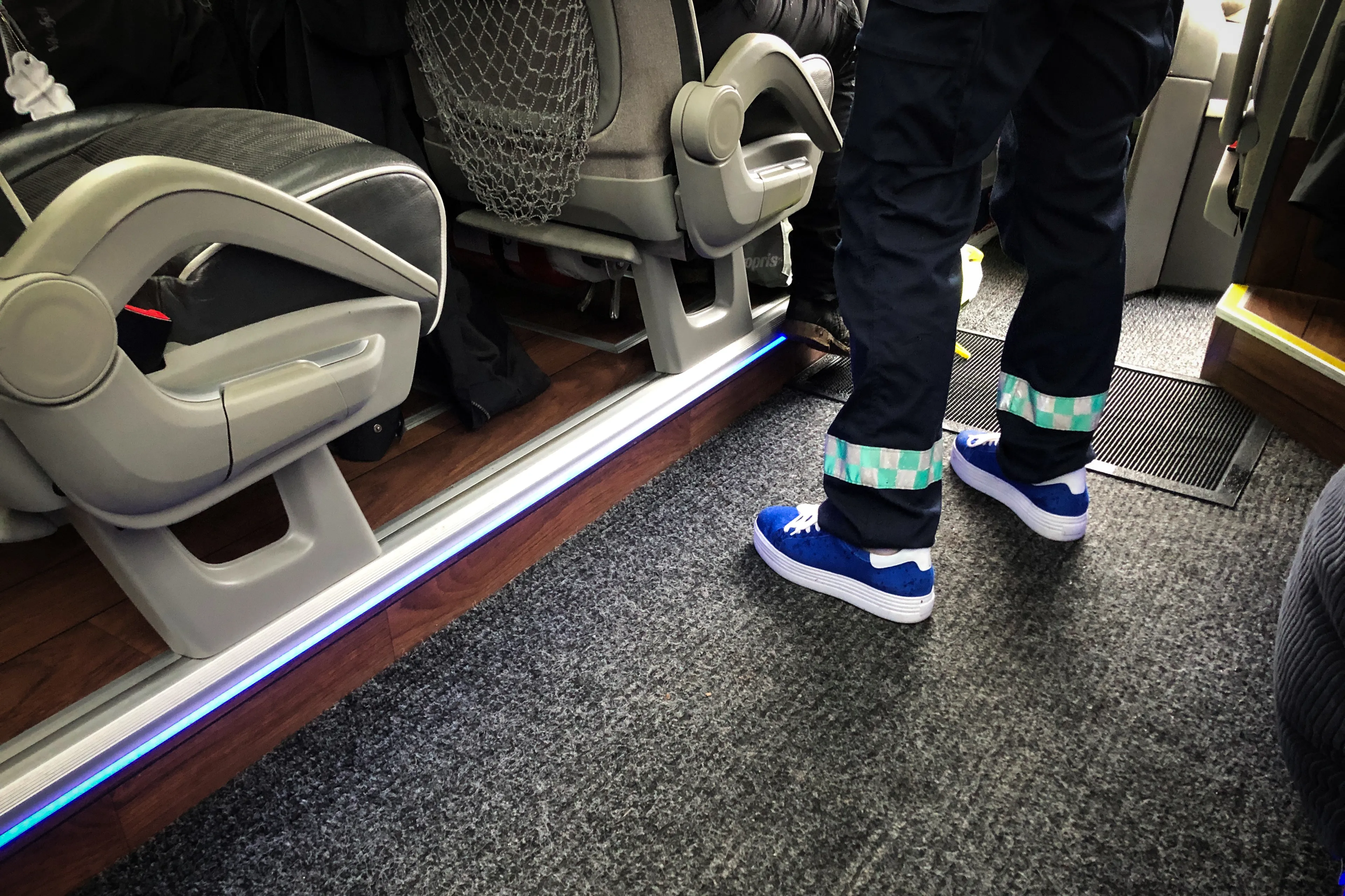 Føtter i en bussmidtgang