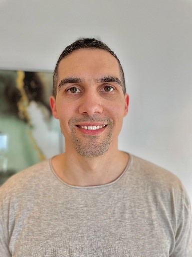 En mann som smiler til kameraet