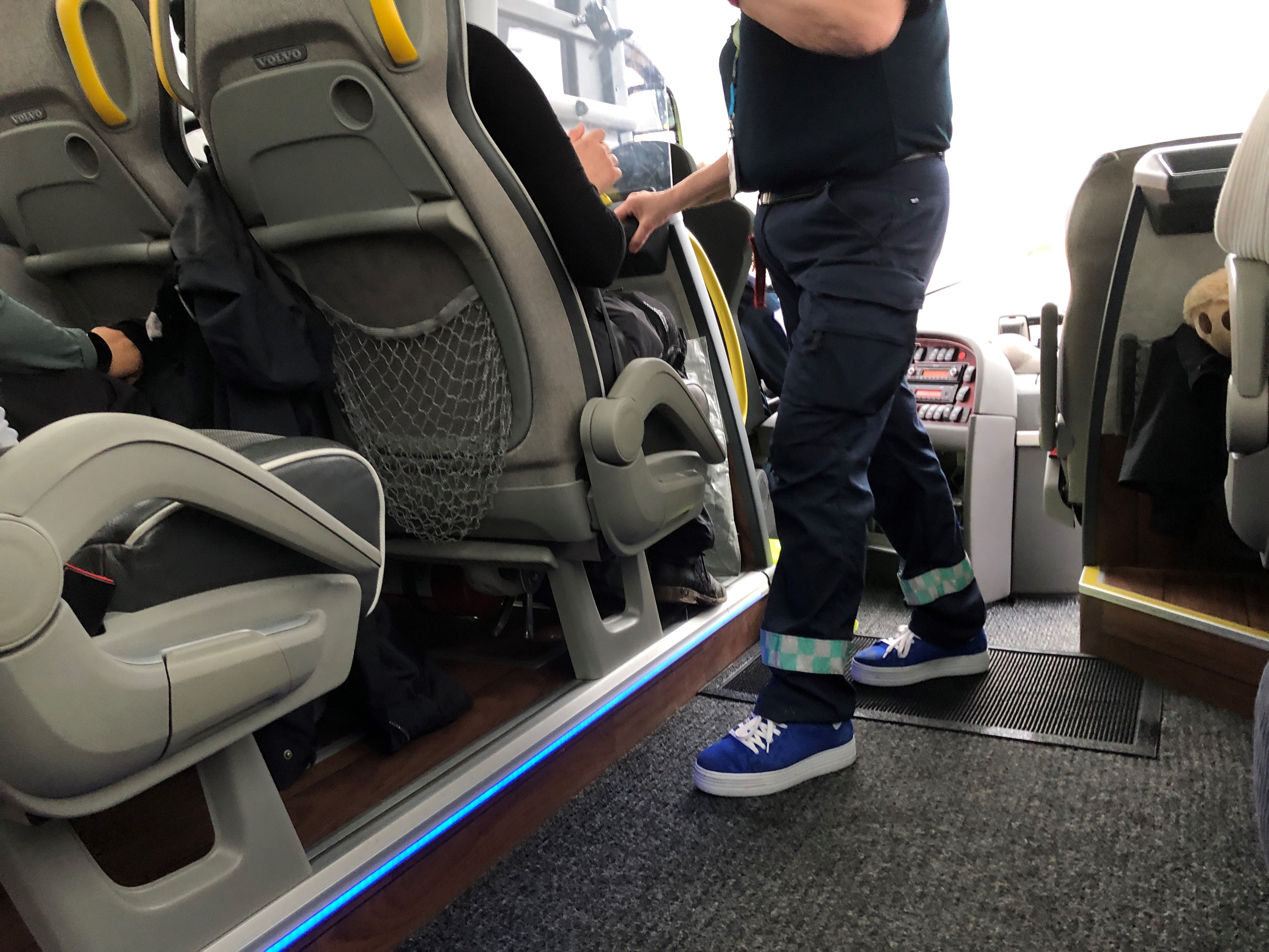 En person som står bak i en bil med døren åpen