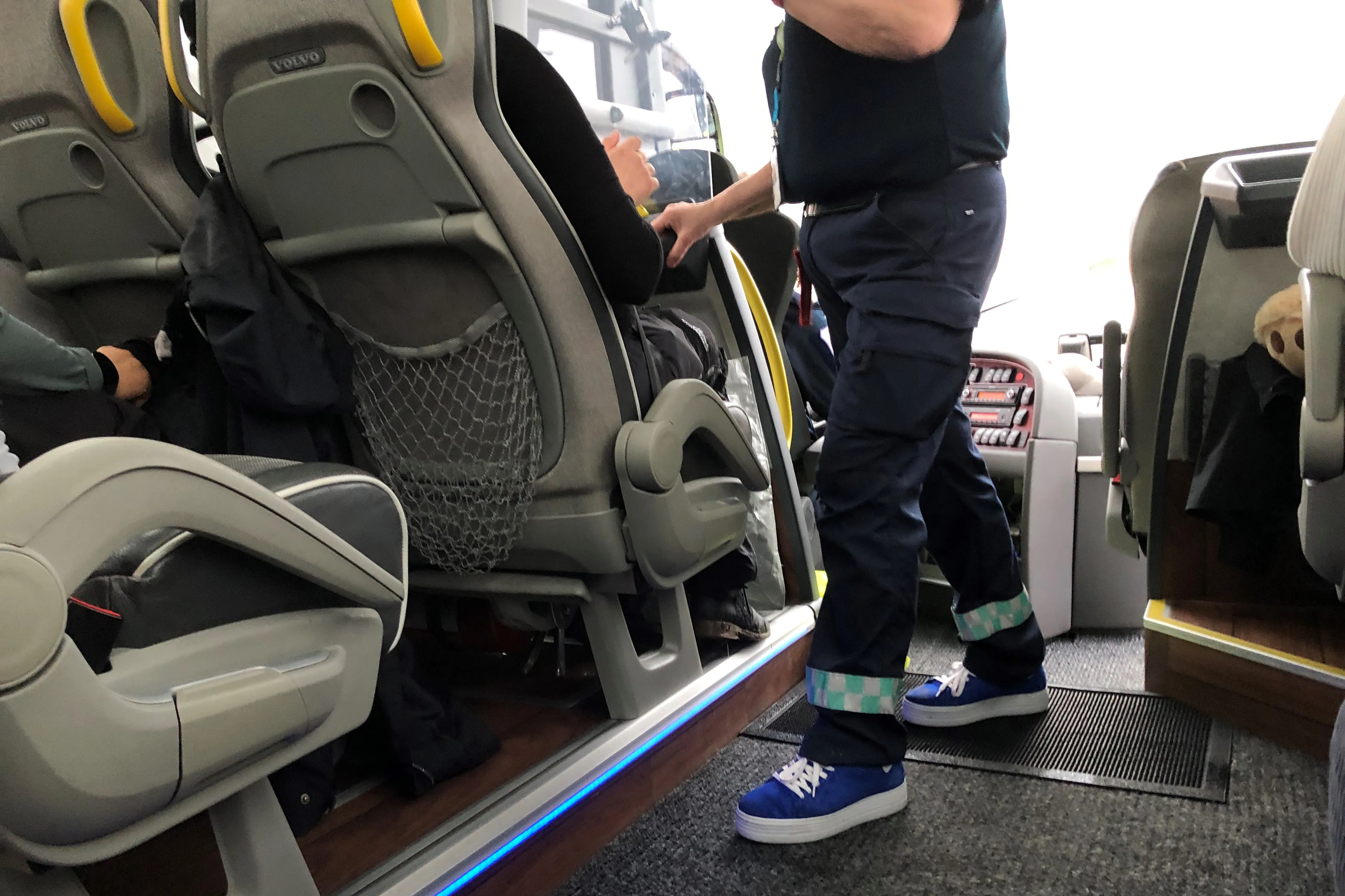 En person som står bak i en bil med døren åpen