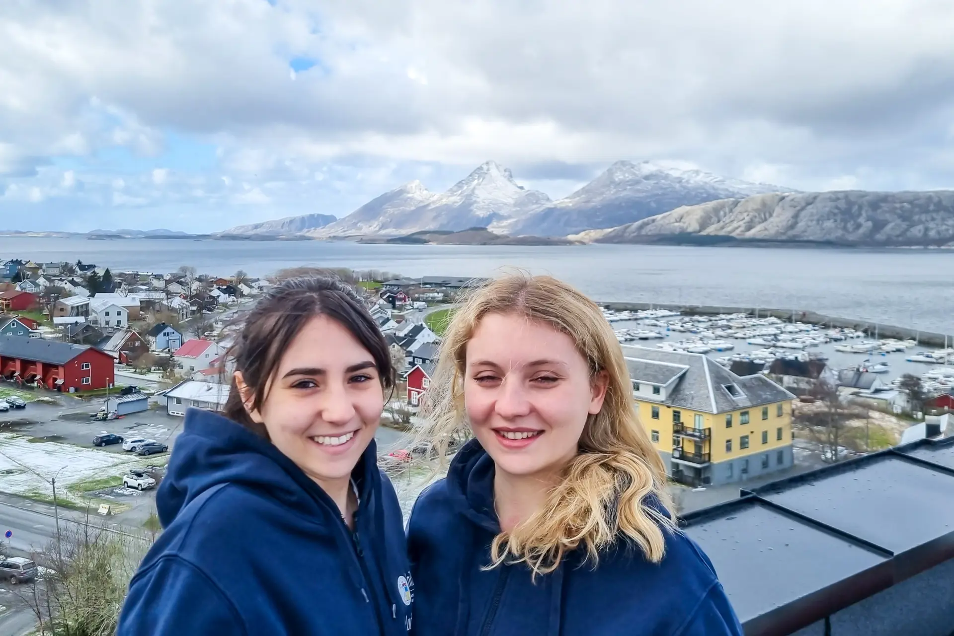 To kvinner som står sammen