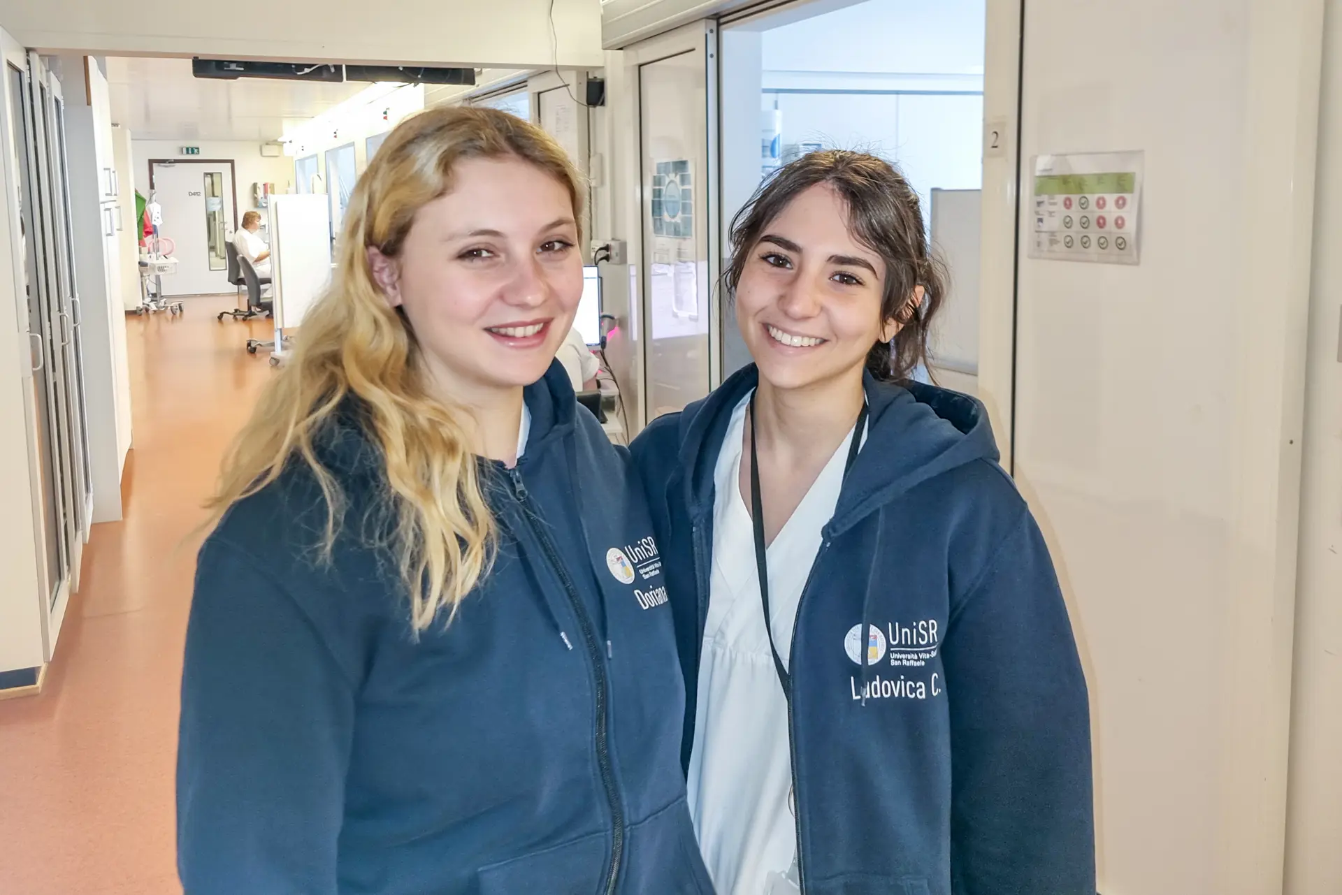 Et par kvinner som smiler