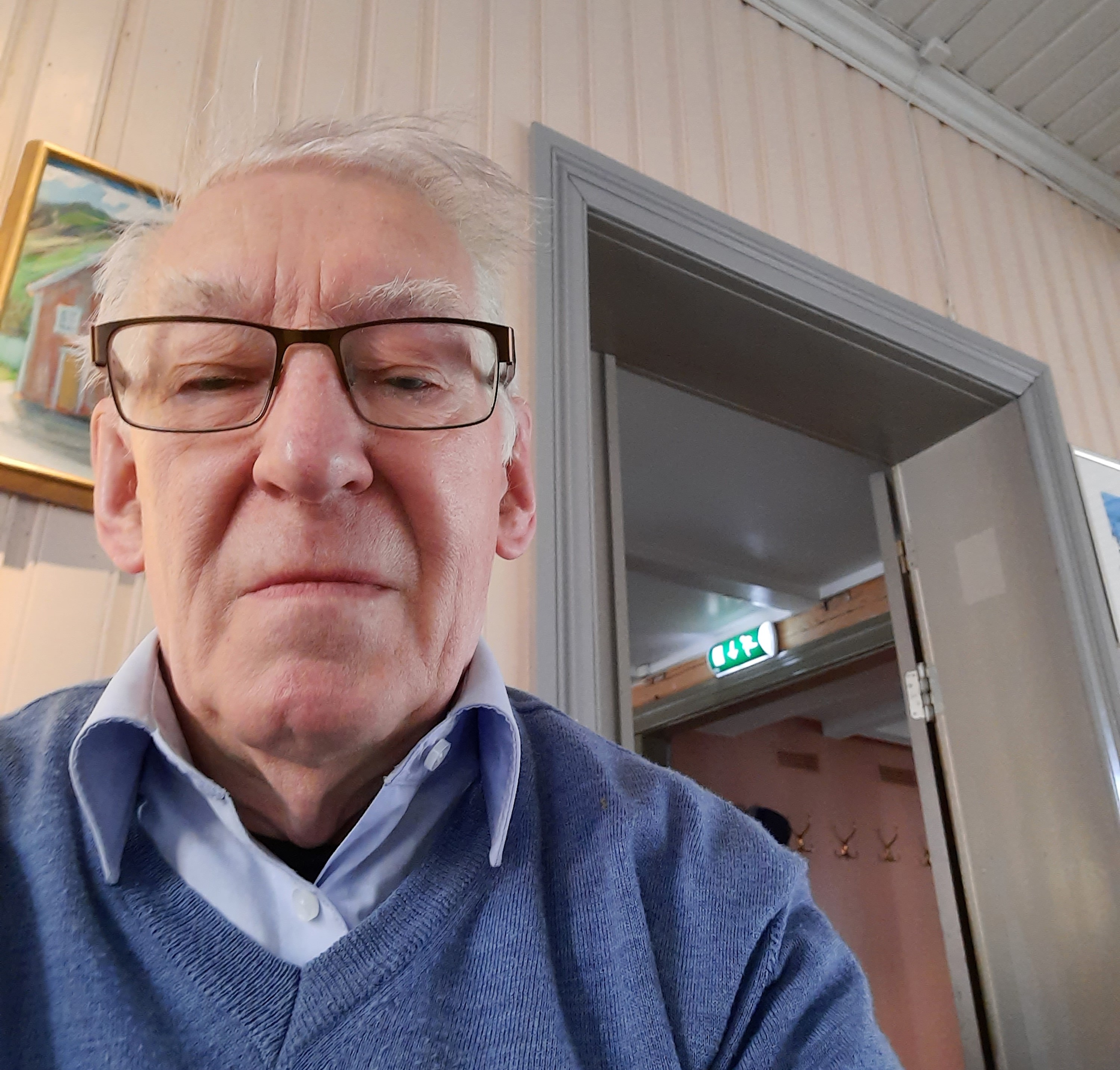 En mann med briller