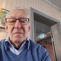 En mann med briller