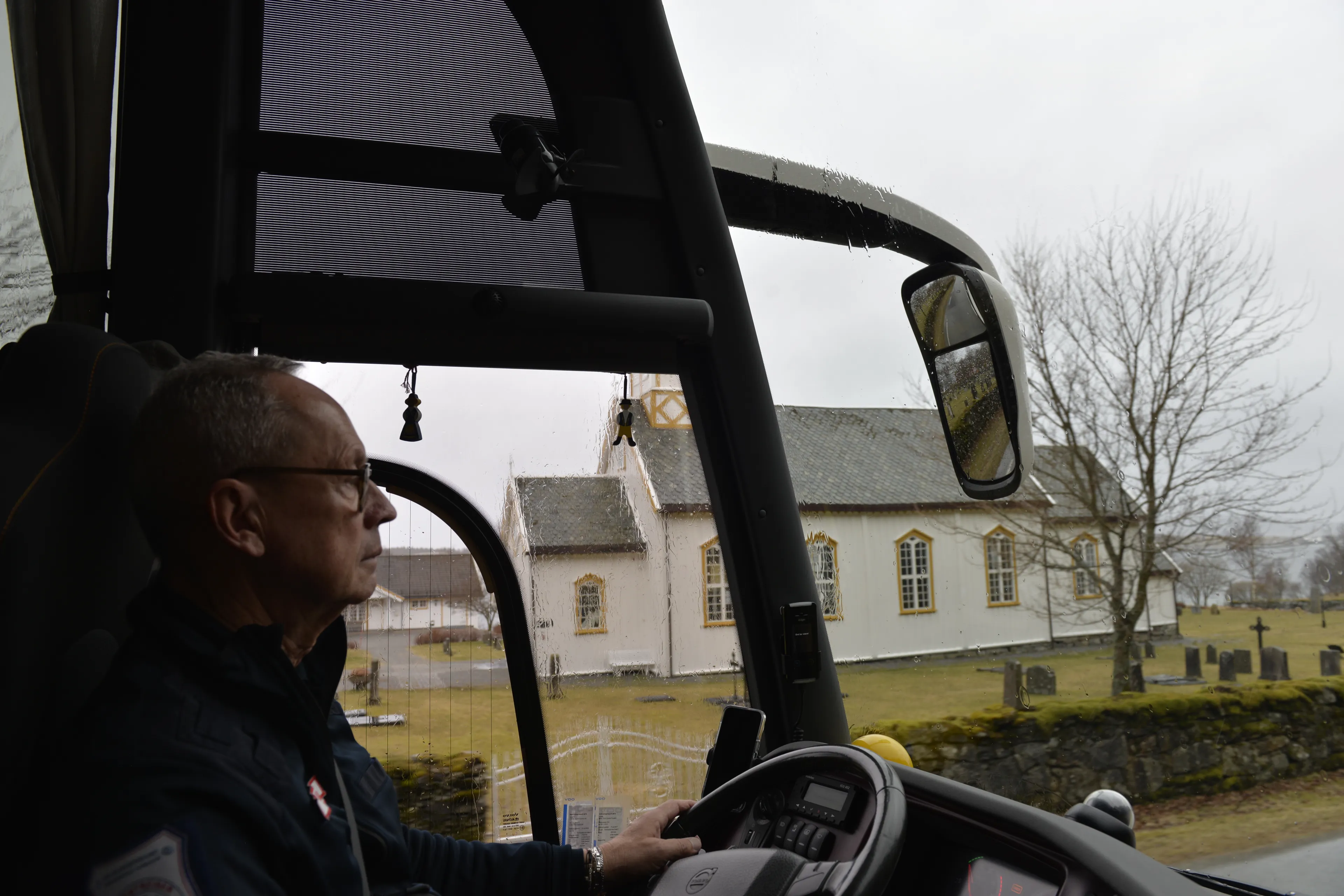 Bussen kjører forbi ei kirke