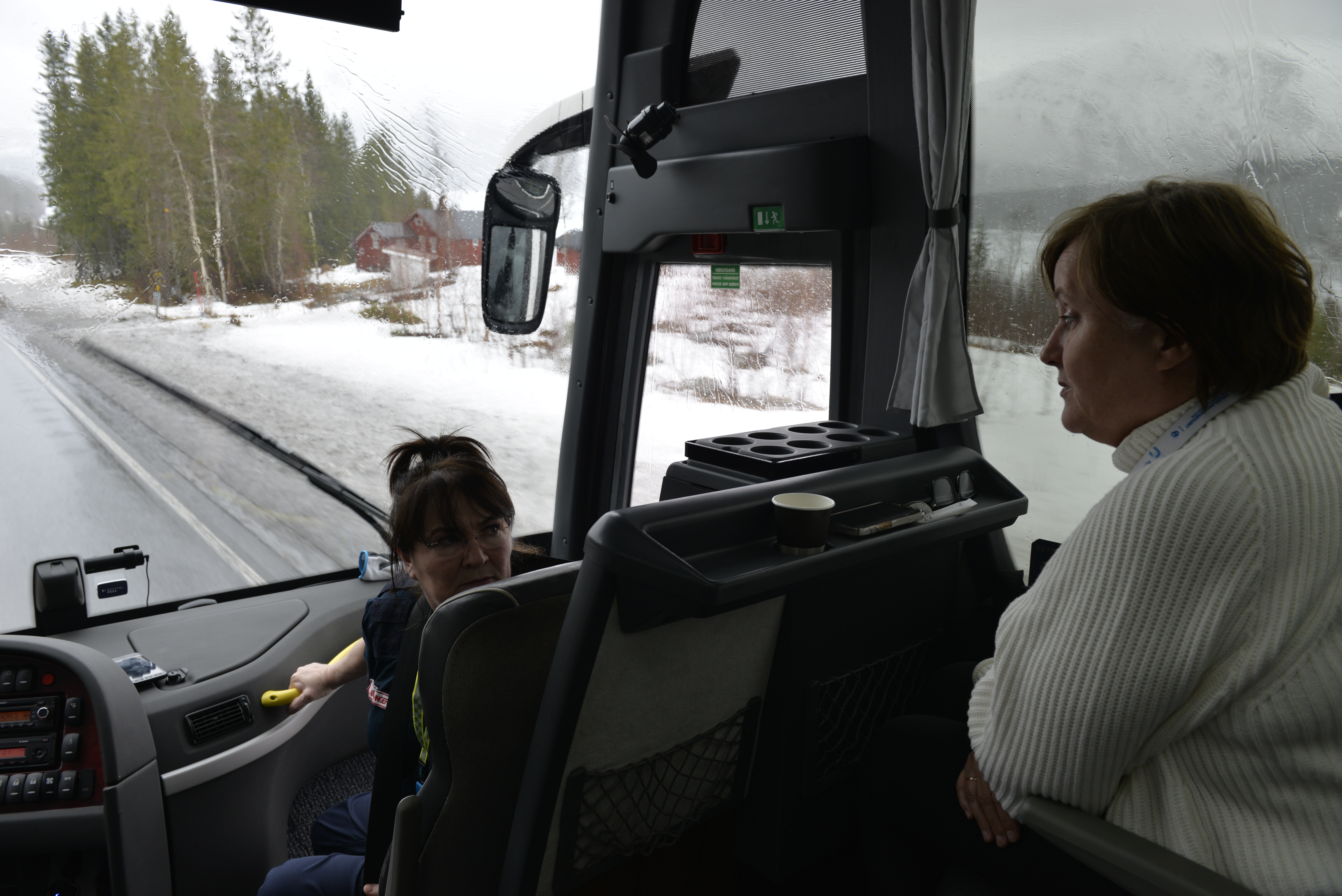 To damer prater med hverandre om bord i en buss