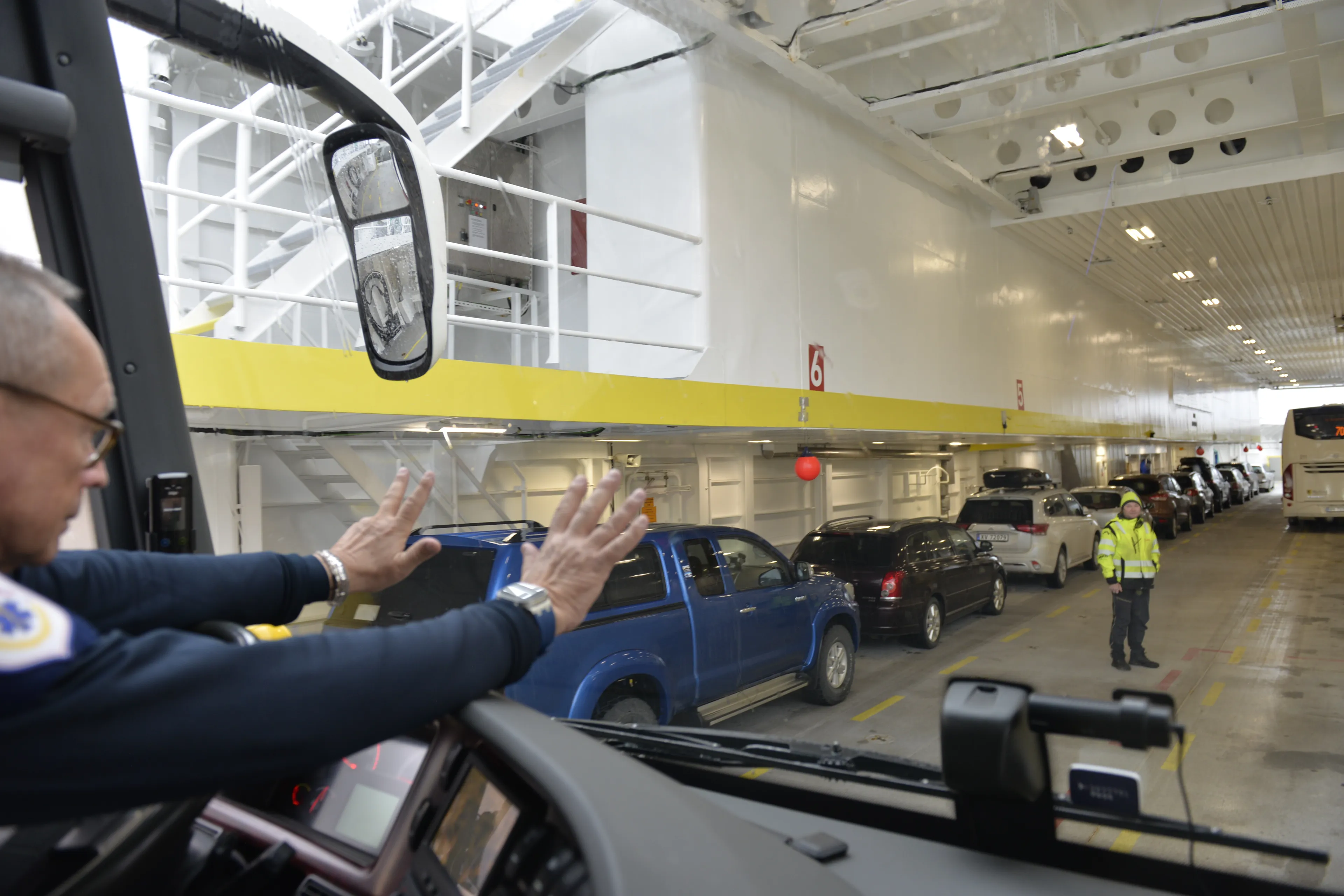 Bussjåfør holder 10 fingre opp i været