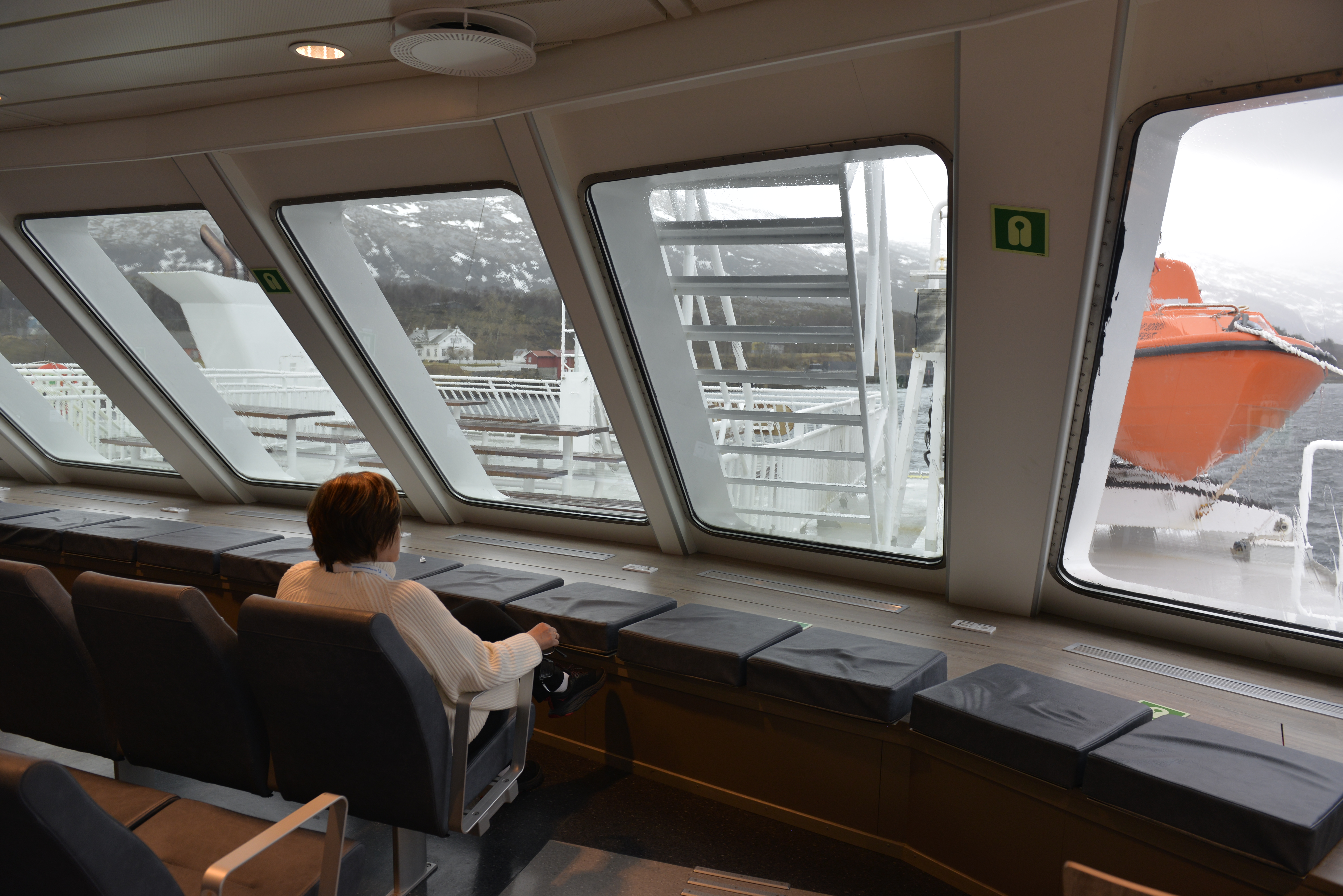 Dame snakker i telefonen med utsikt mot et fergekai