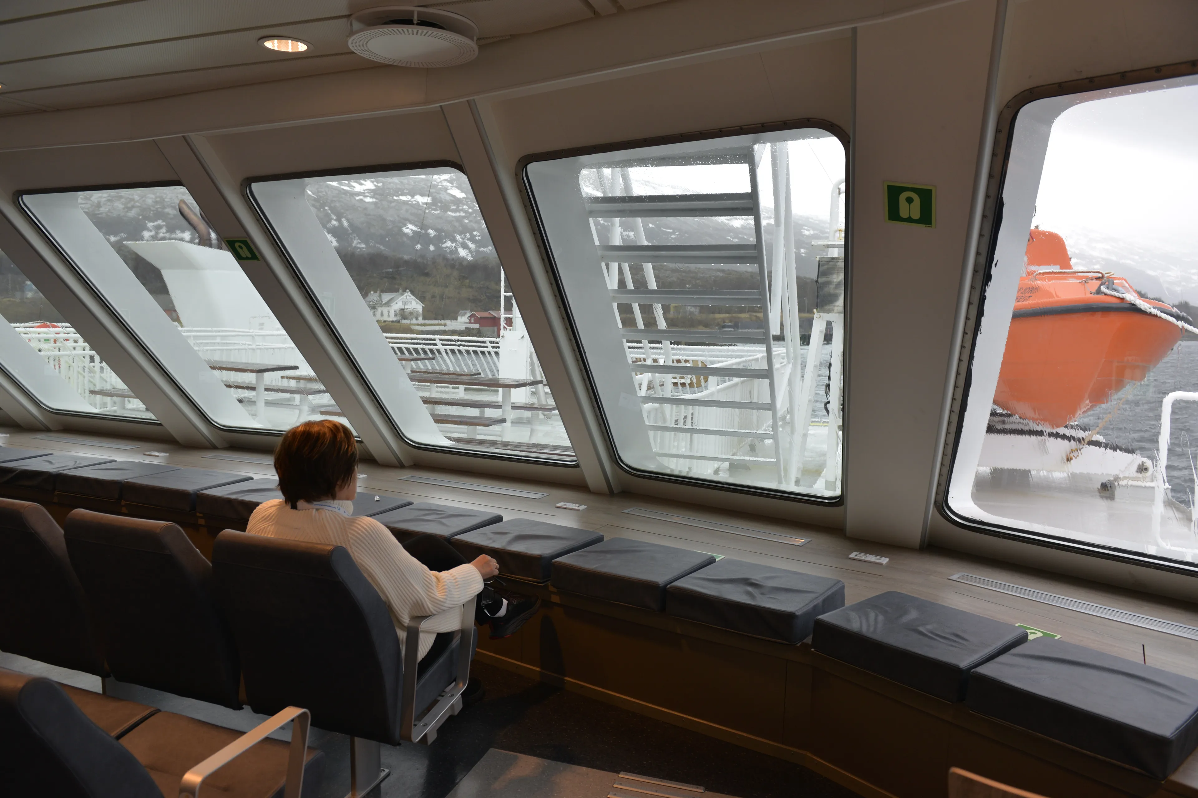 Dame snakker i telefonen med utsikt mot et fergekai