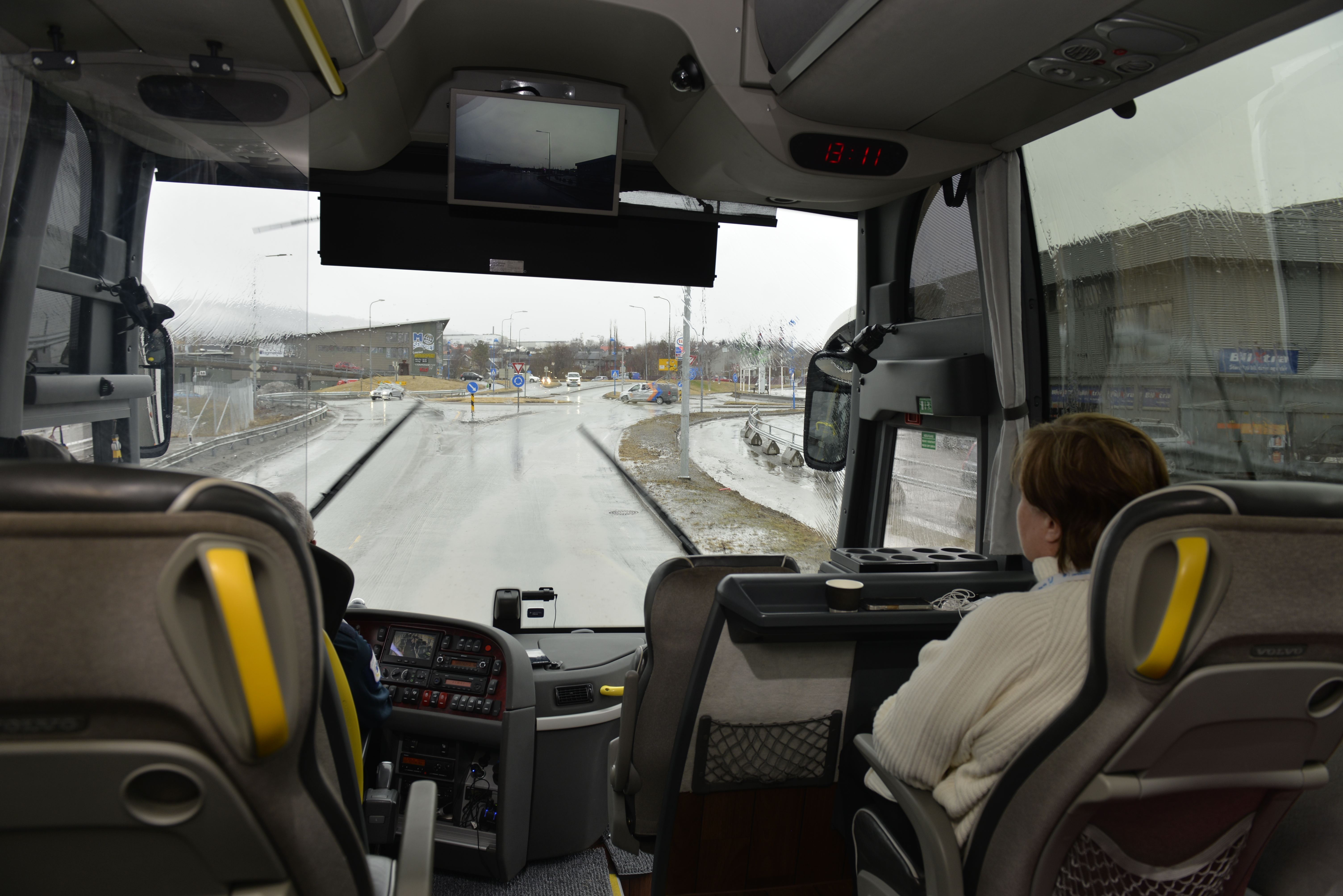 Bussen kjører inn i en by