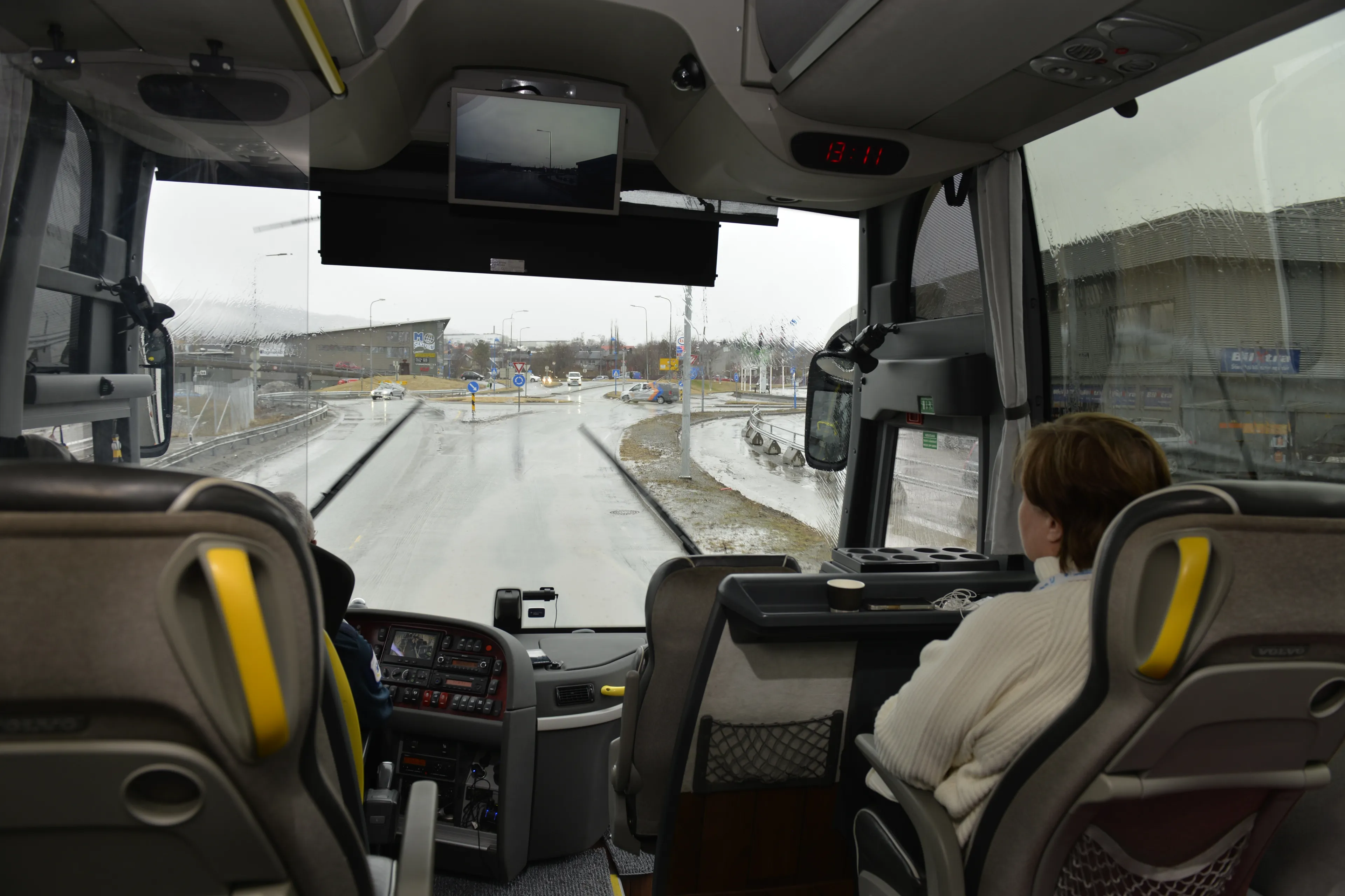 Bussen kjører inn i en by
